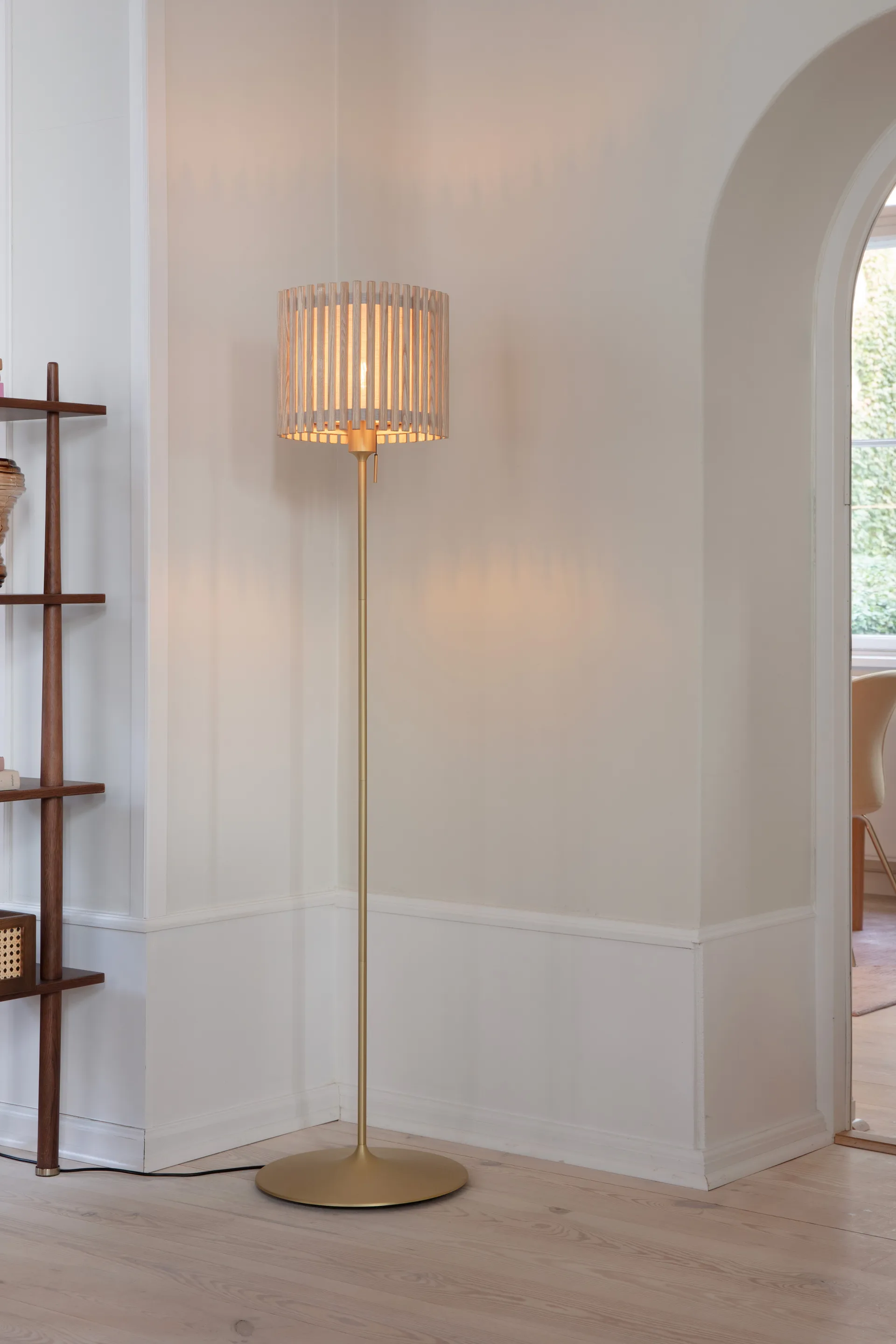 Lampadaire Komorebi medium, Chêne carré-Laiton brossé Umage