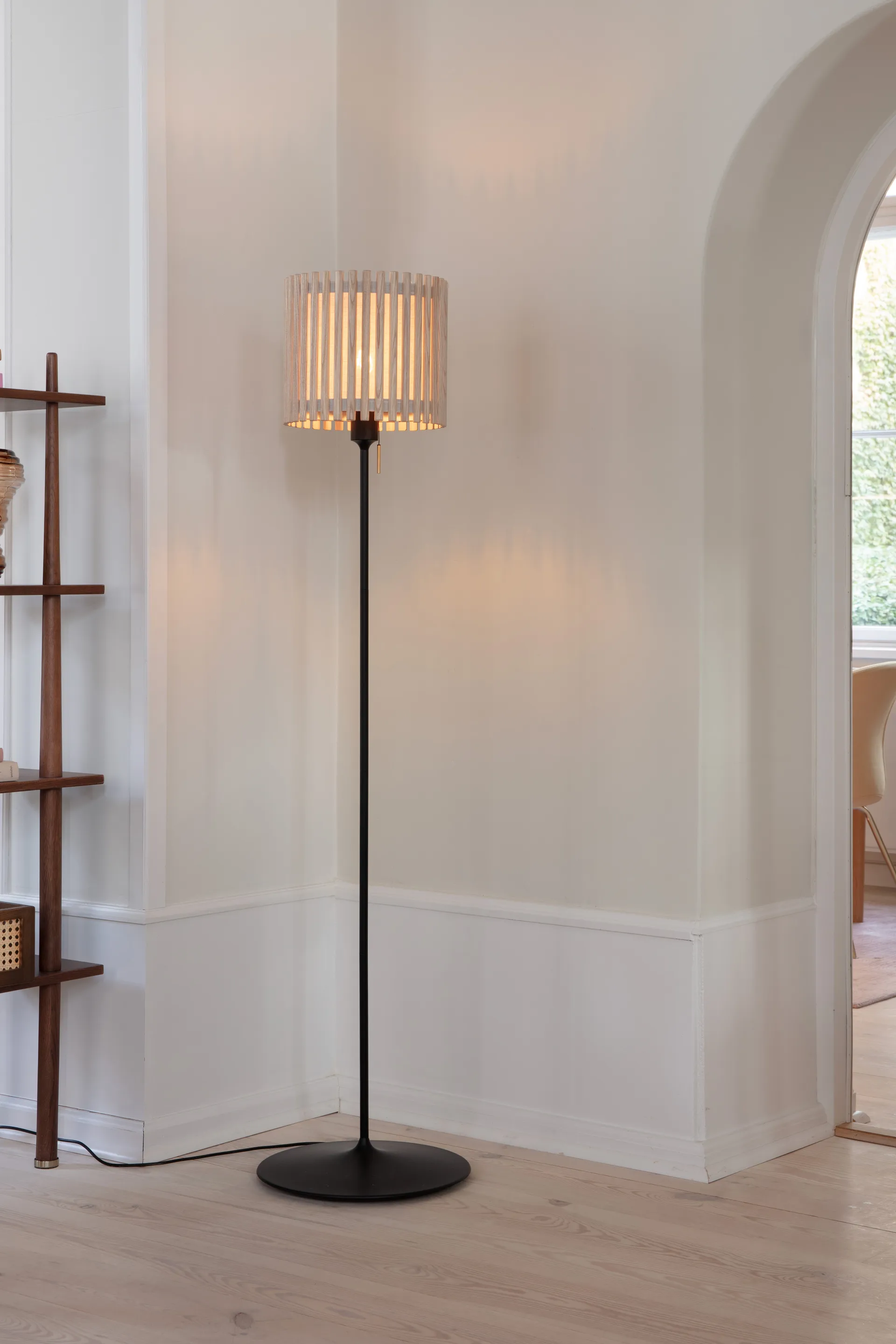 Lampadaire Komorebi medium, Chêne carré-Noir Umage