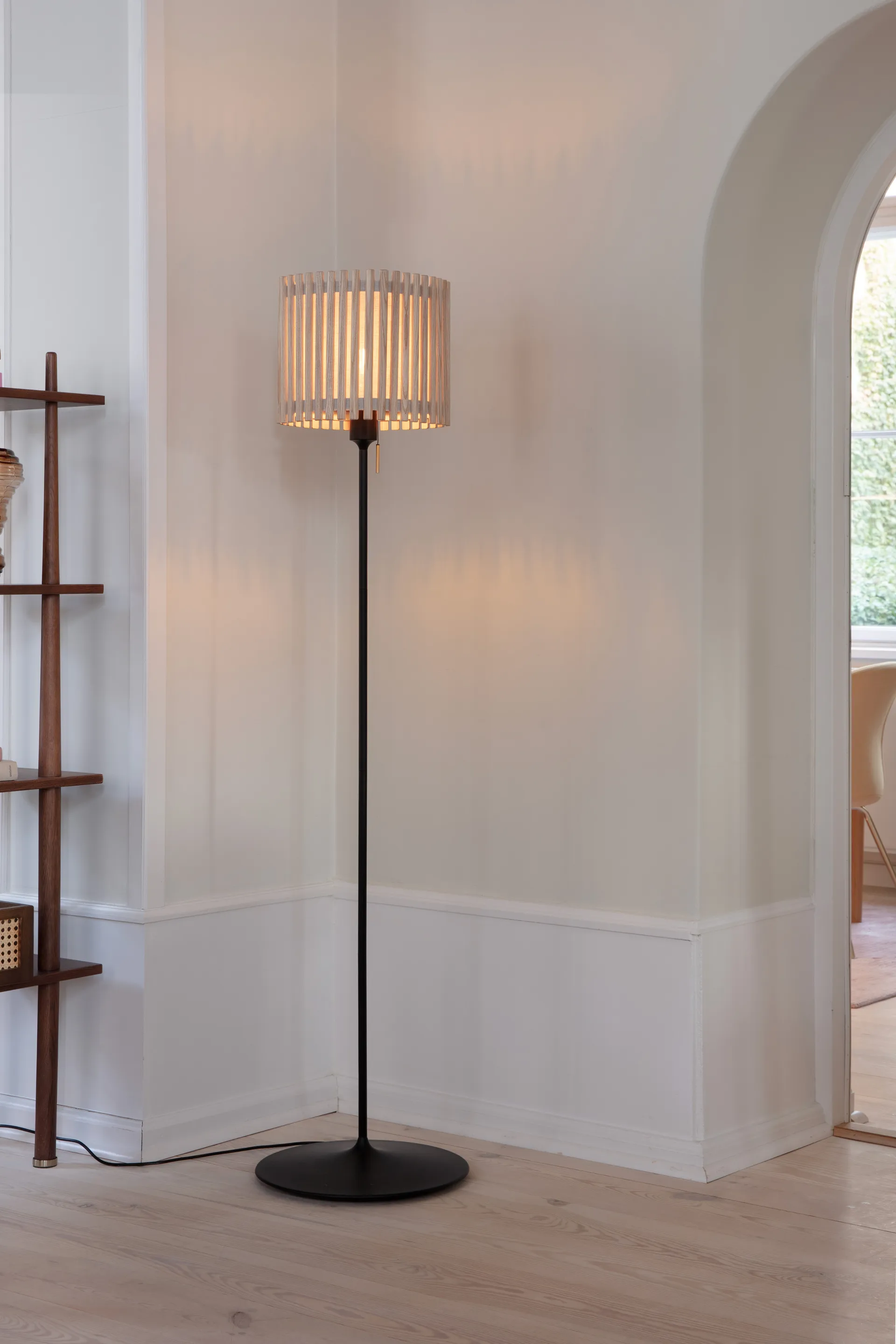 Lampadaire Komorebi medium, Chêne circulaire-Noir Umage