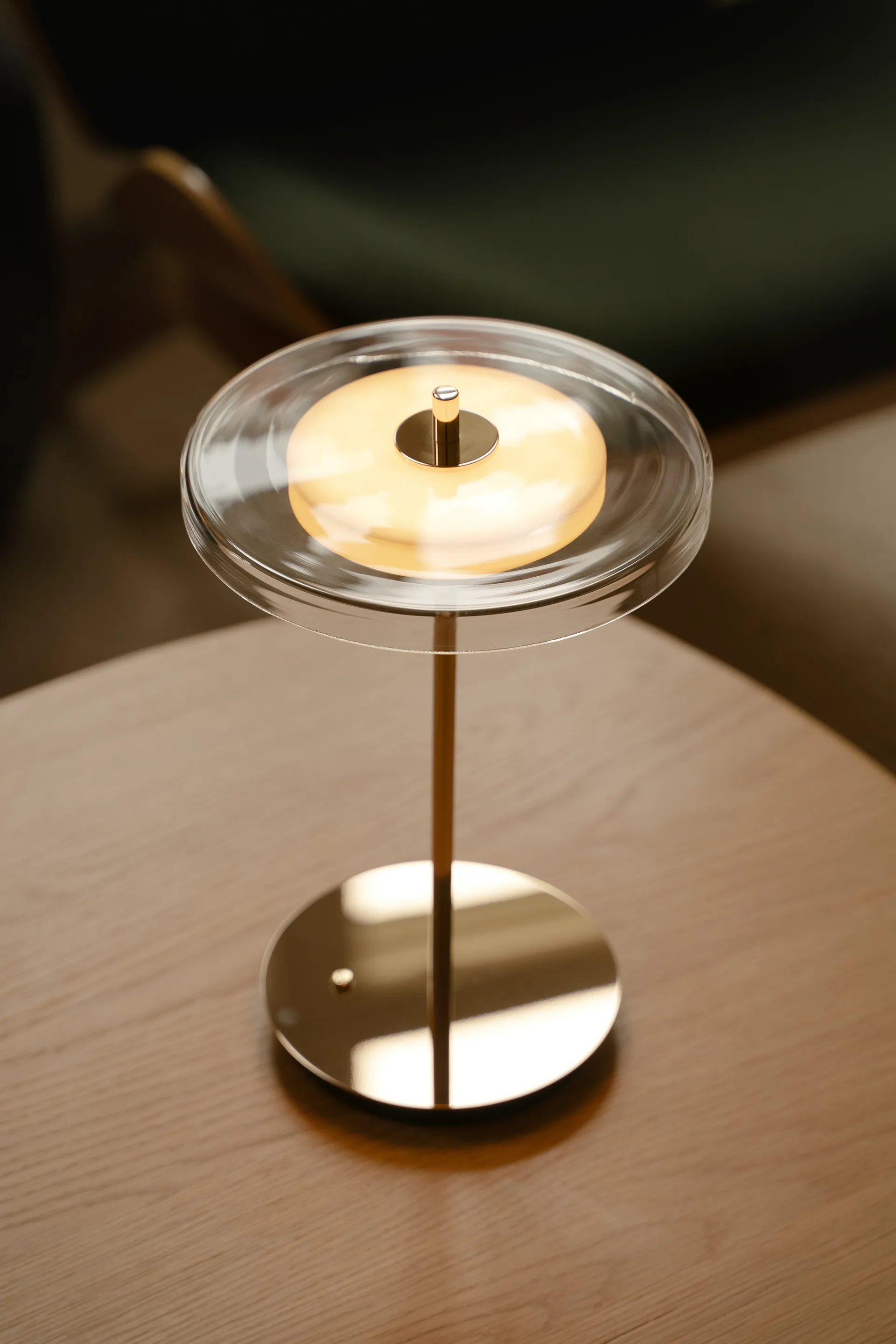 Lampe de table Asteria Move, Glass-polished brass Umage