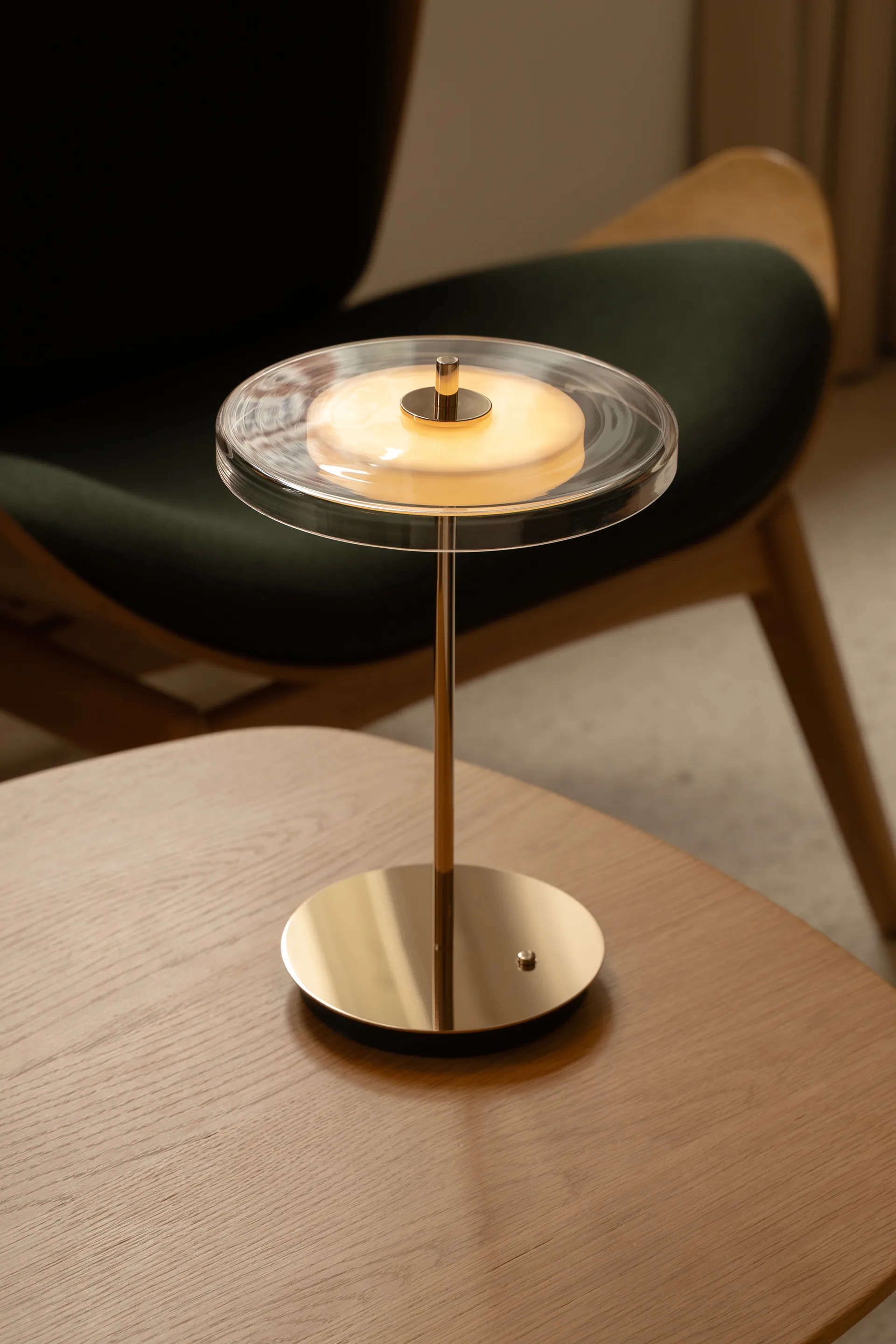 Lampe de table Asteria Move, Glass-polished brass Umage