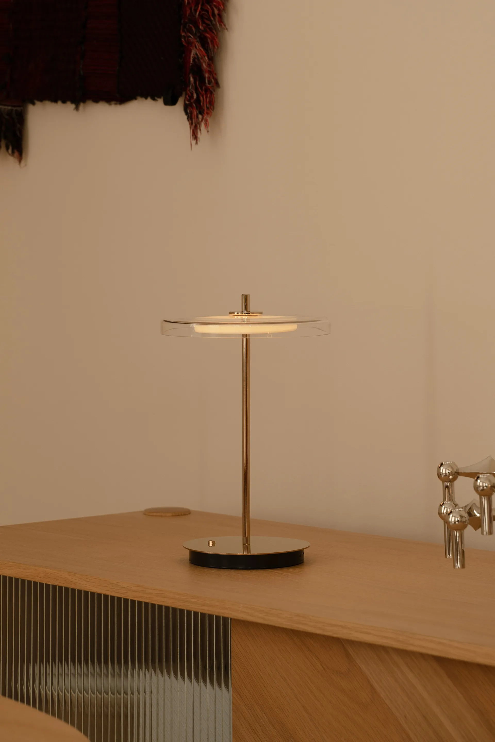 Lampe de table Asteria Move, Glass-polished brass Umage