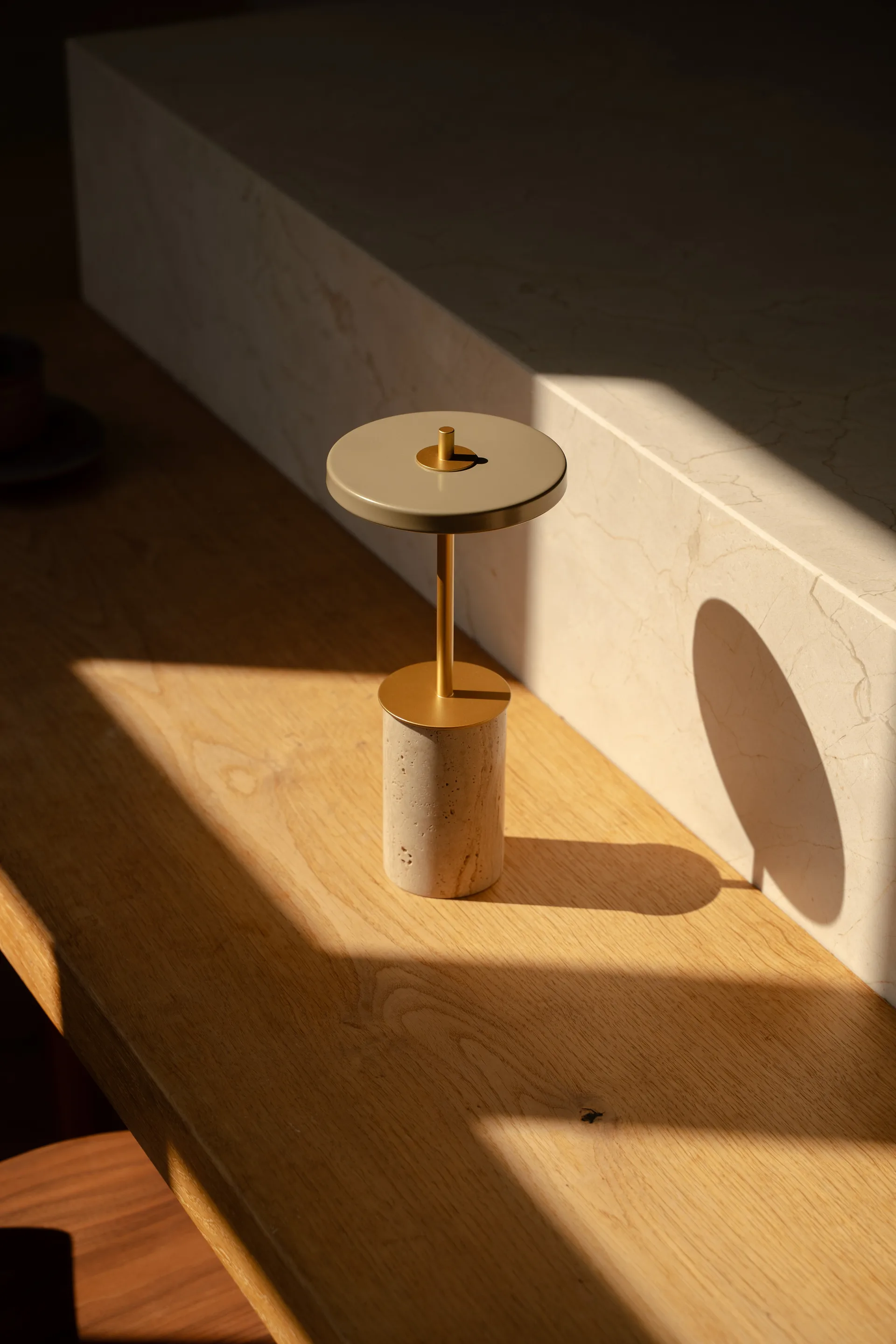 Lampe de table Asteria Move Mini Ø12x25,5 cm, Clay Travertine-brass Umage