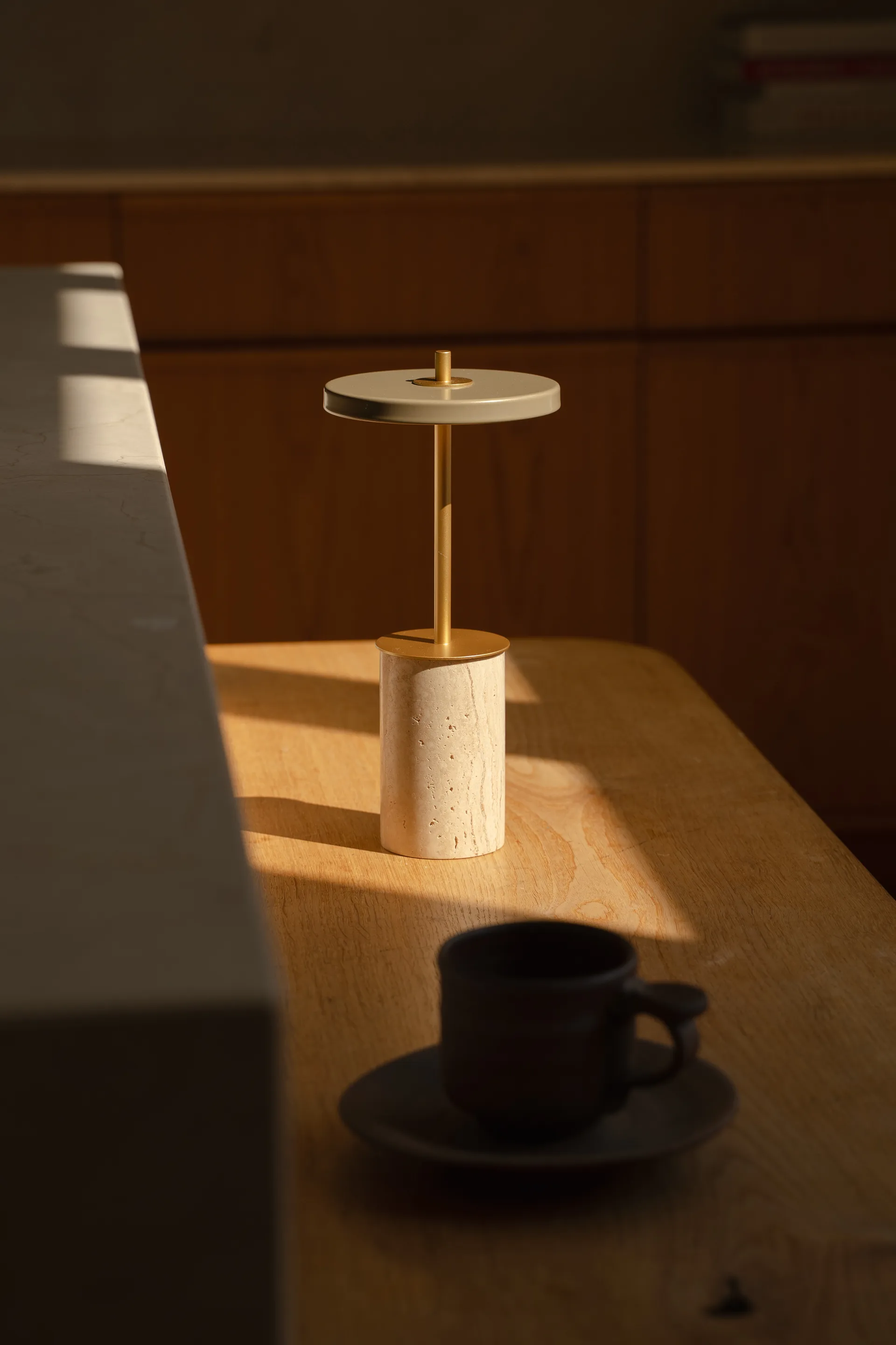 Lampe de table Asteria Move Mini Ø12x25,5 cm, Clay Travertine-brass Umage