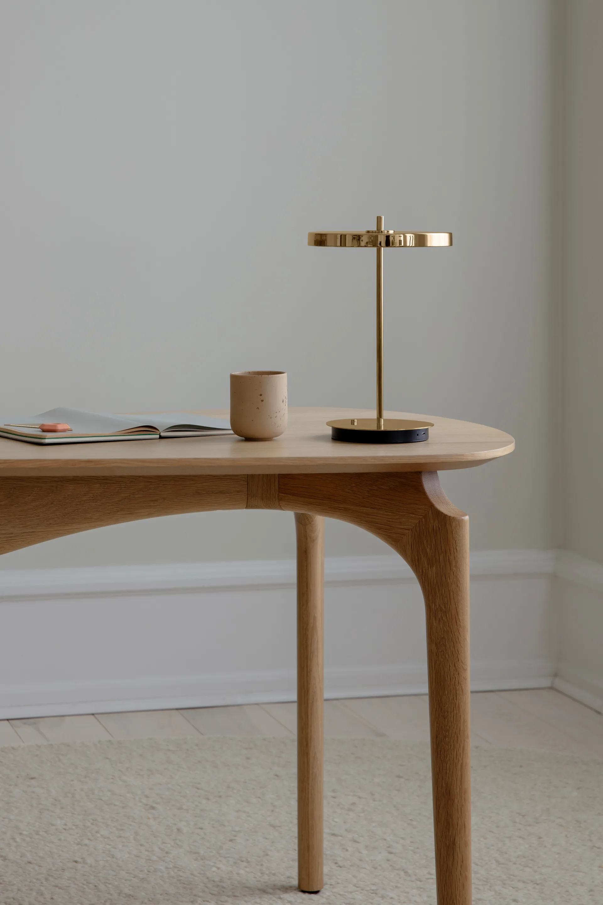Lampe de table Asteria Move, Polished brass Umage