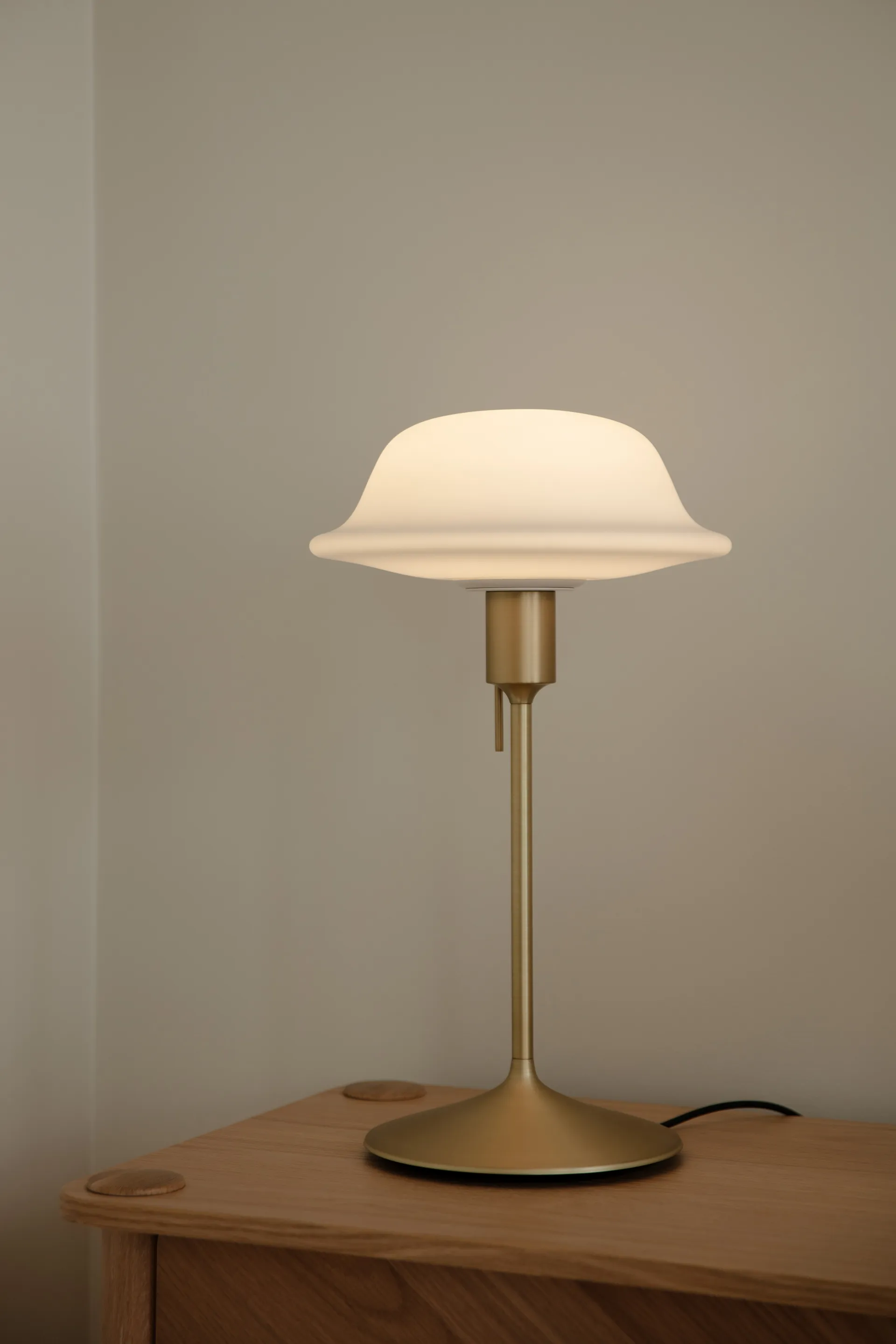 Lampe de table Butler, Blanc-Laiton brossé Umage