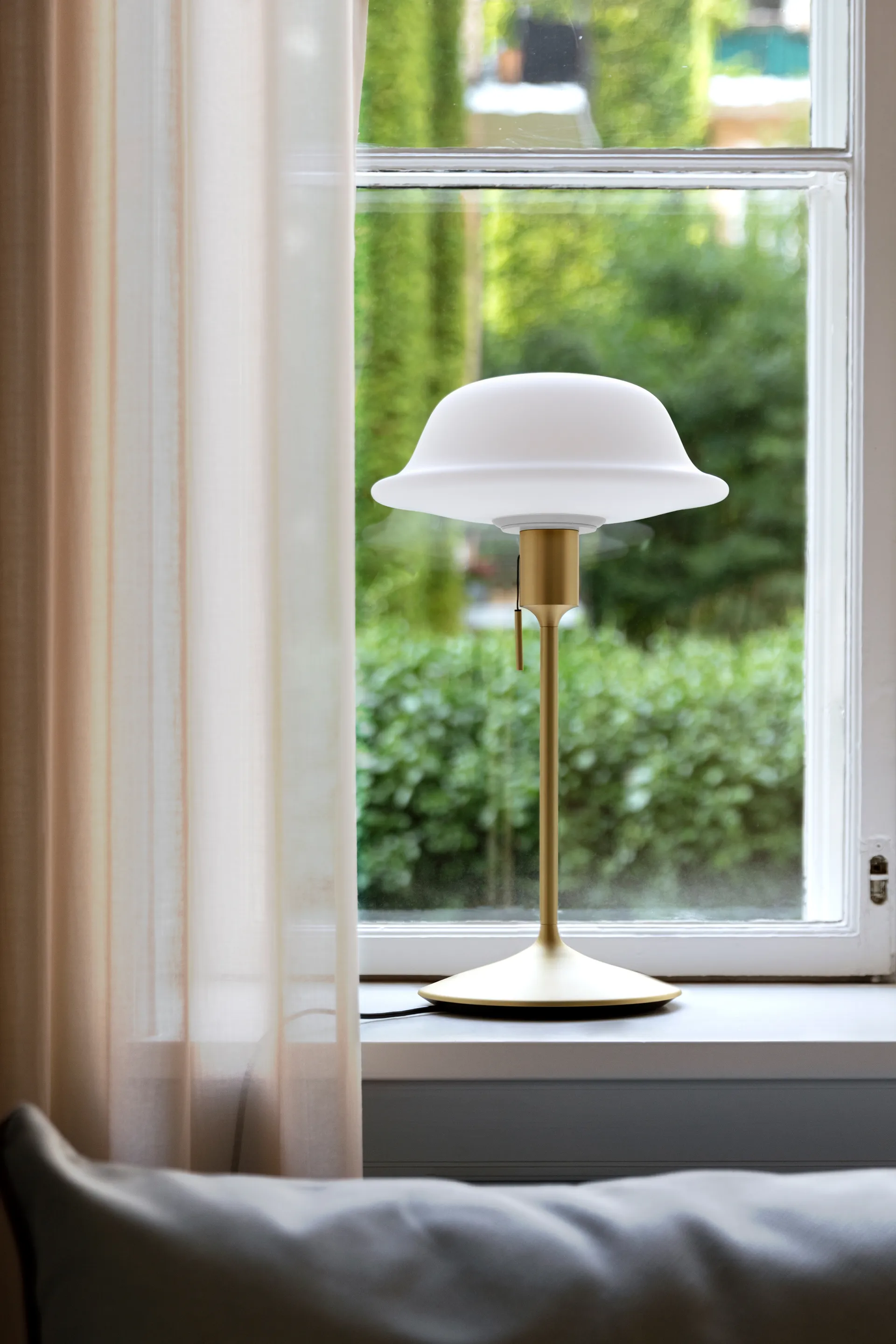 Lampe de table Butler, Blanc-Laiton brossé Umage