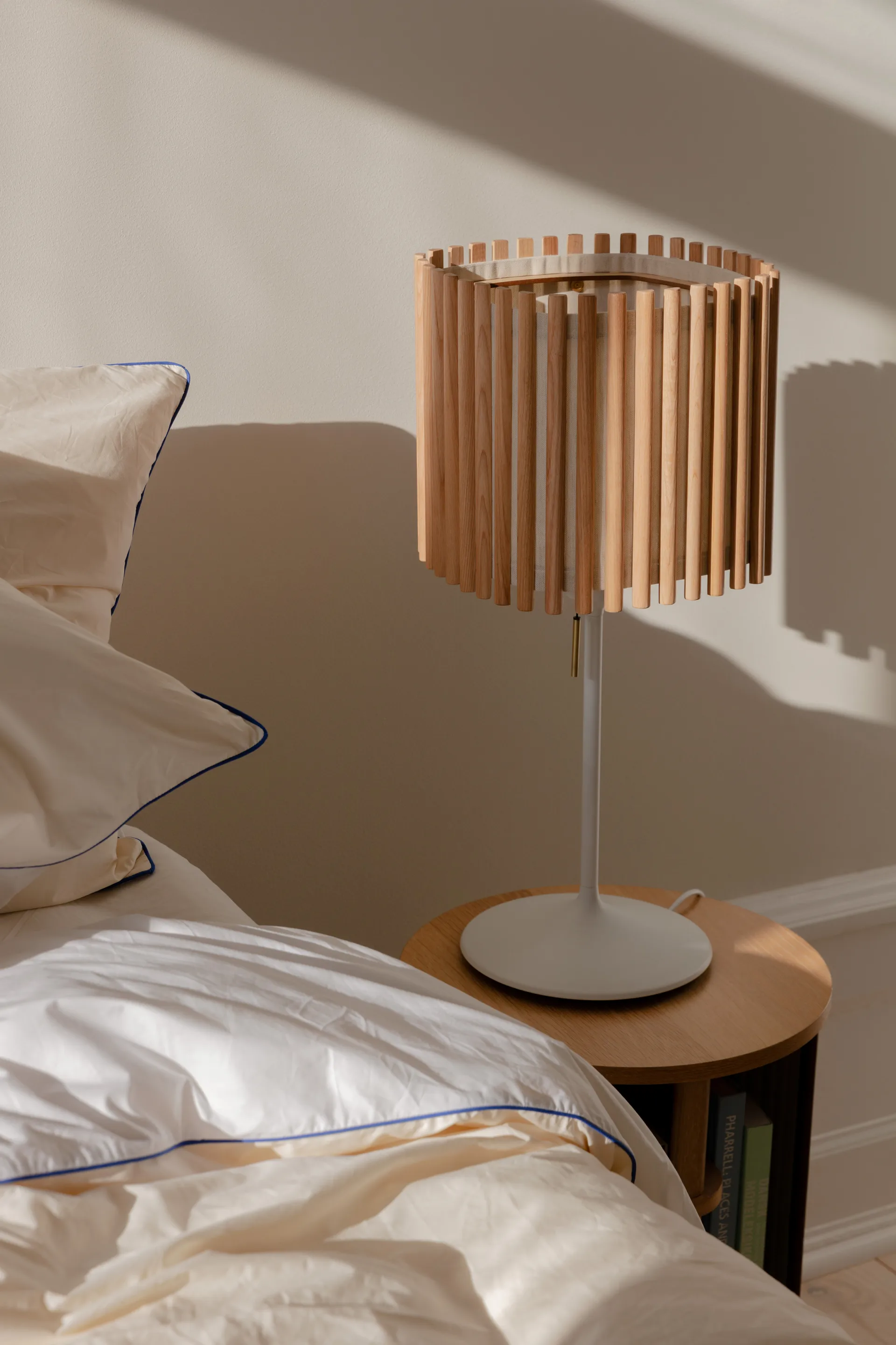 Lampe de table Komorebi medium, Chêne carré-Blanc Umage