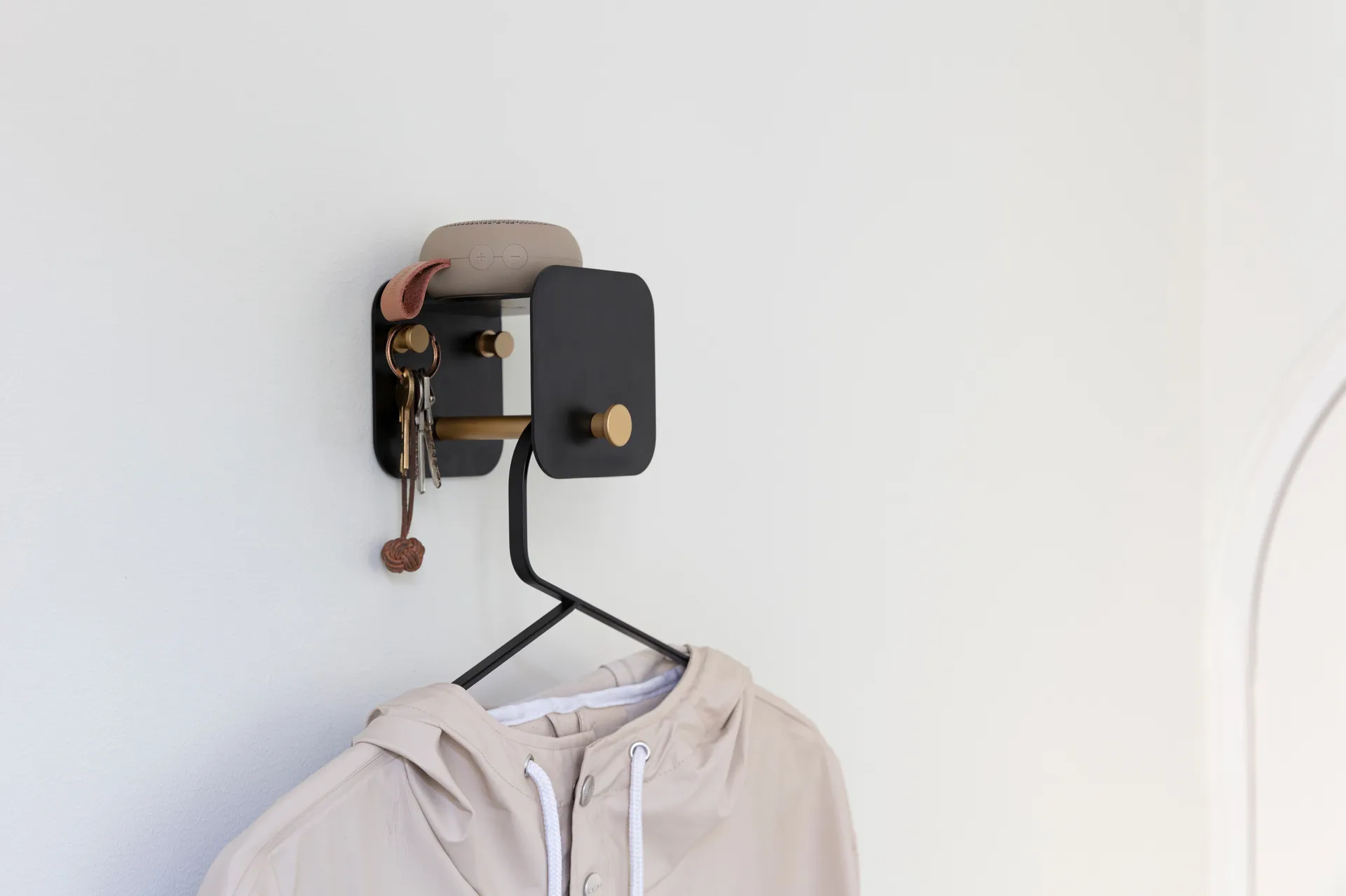 Porte-manteau mural Hang in There, Black-brass Umage