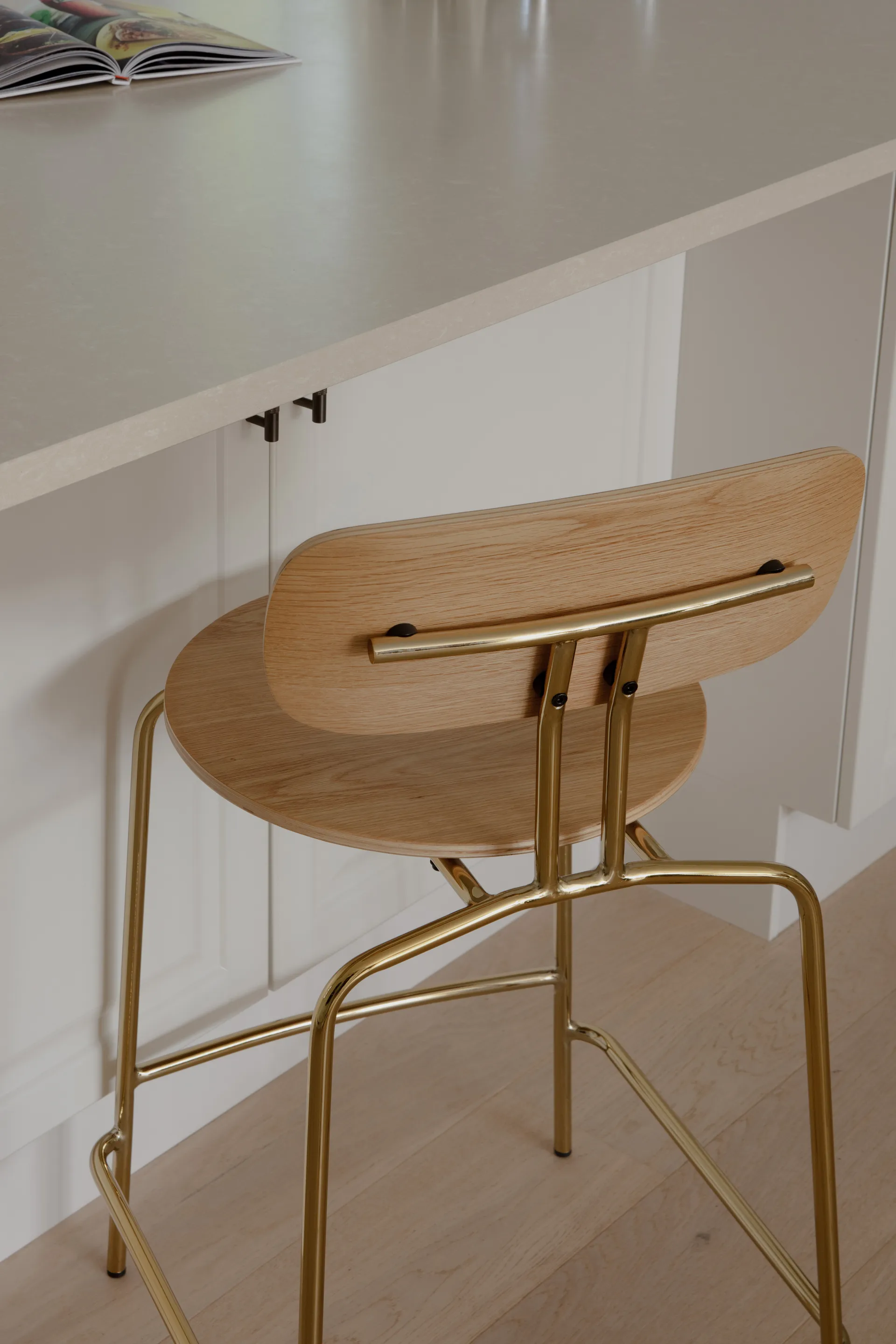 Tabouret de bar Curious 65 cm, Oak-brass Umage