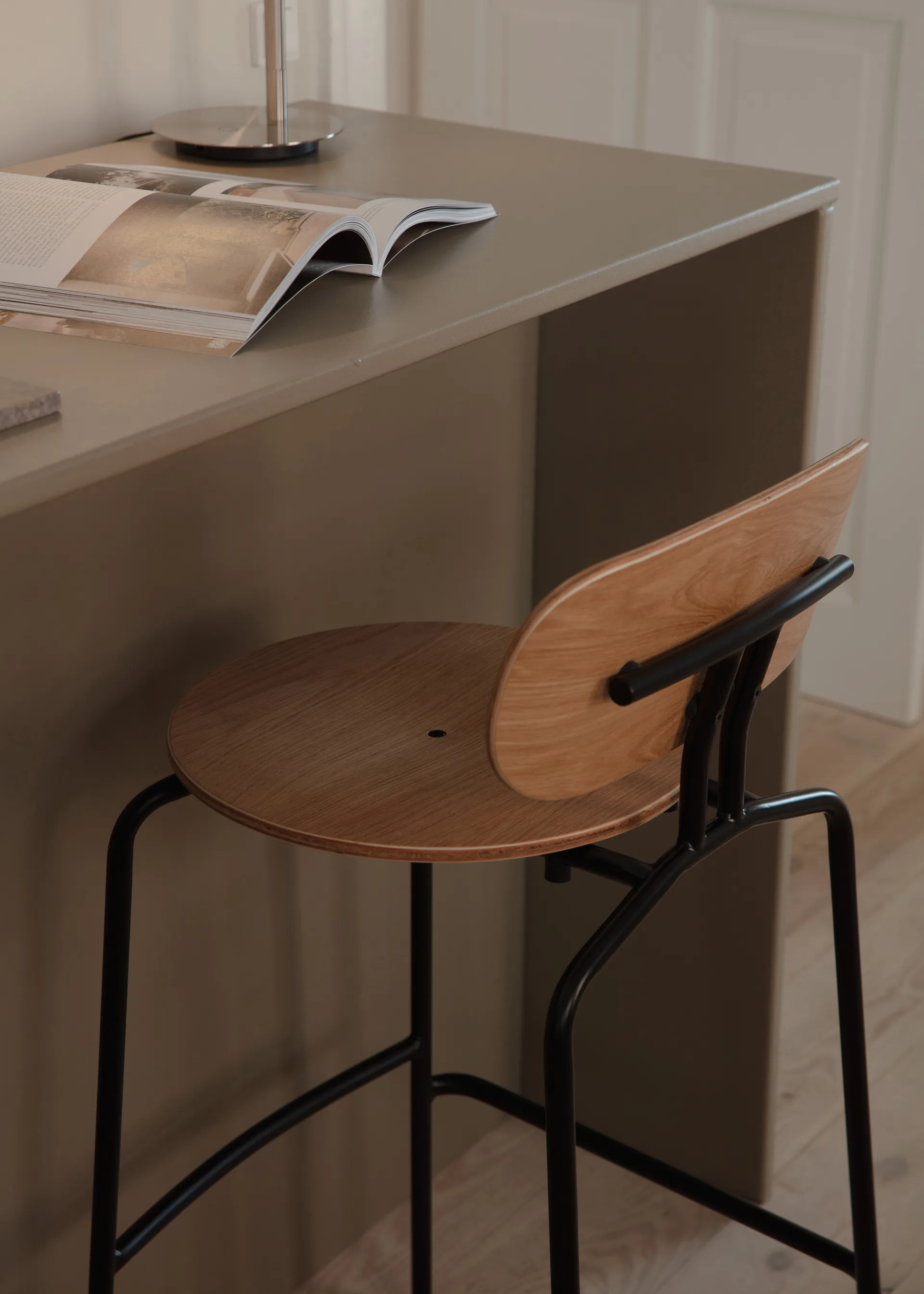 Tabouret de bar Curious 75 cm, Oak-black Umage