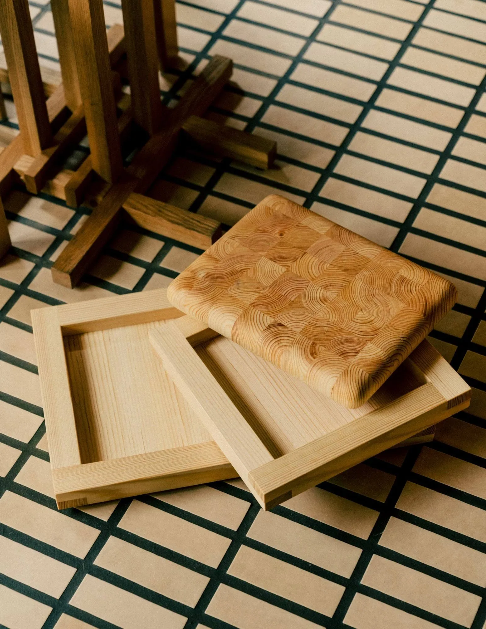 009 Tray plateau, Pin en huile-cire, 33x33x6 cm Vaarnii
