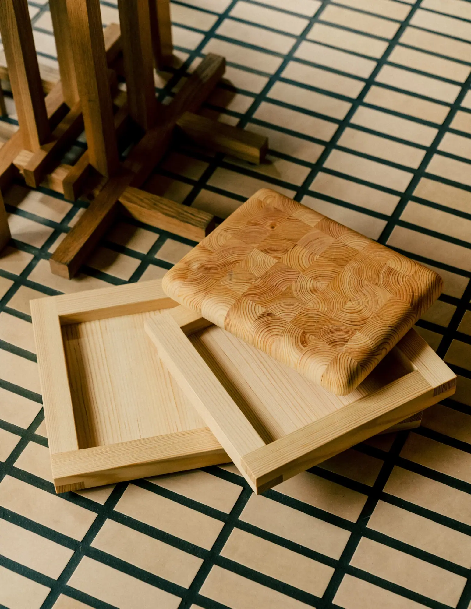 009 Tray plateau, Pin en huile-cire, 33x33x6 cm Vaarnii