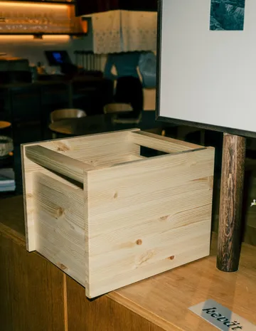 020 Koppa Crate boîte de rangement - Pin en finition huilée, taille L 38x43x36 cm - Vaarnii