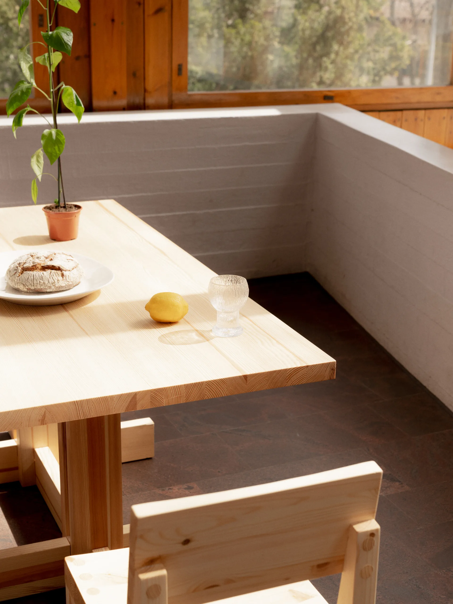 Chaise 001 Dining Chair, Pin en huile-cire mat Vaarnii