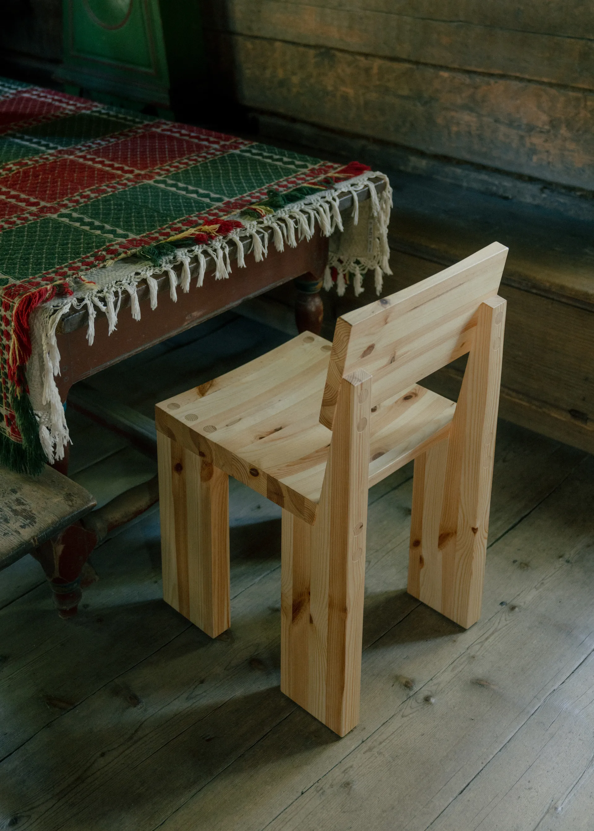 Chaise 001 Dining Chair, Pin en huile-cire mat Vaarnii