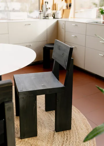 Chaise 001 Dining Chair - Pin noir teinté - Vaarnii