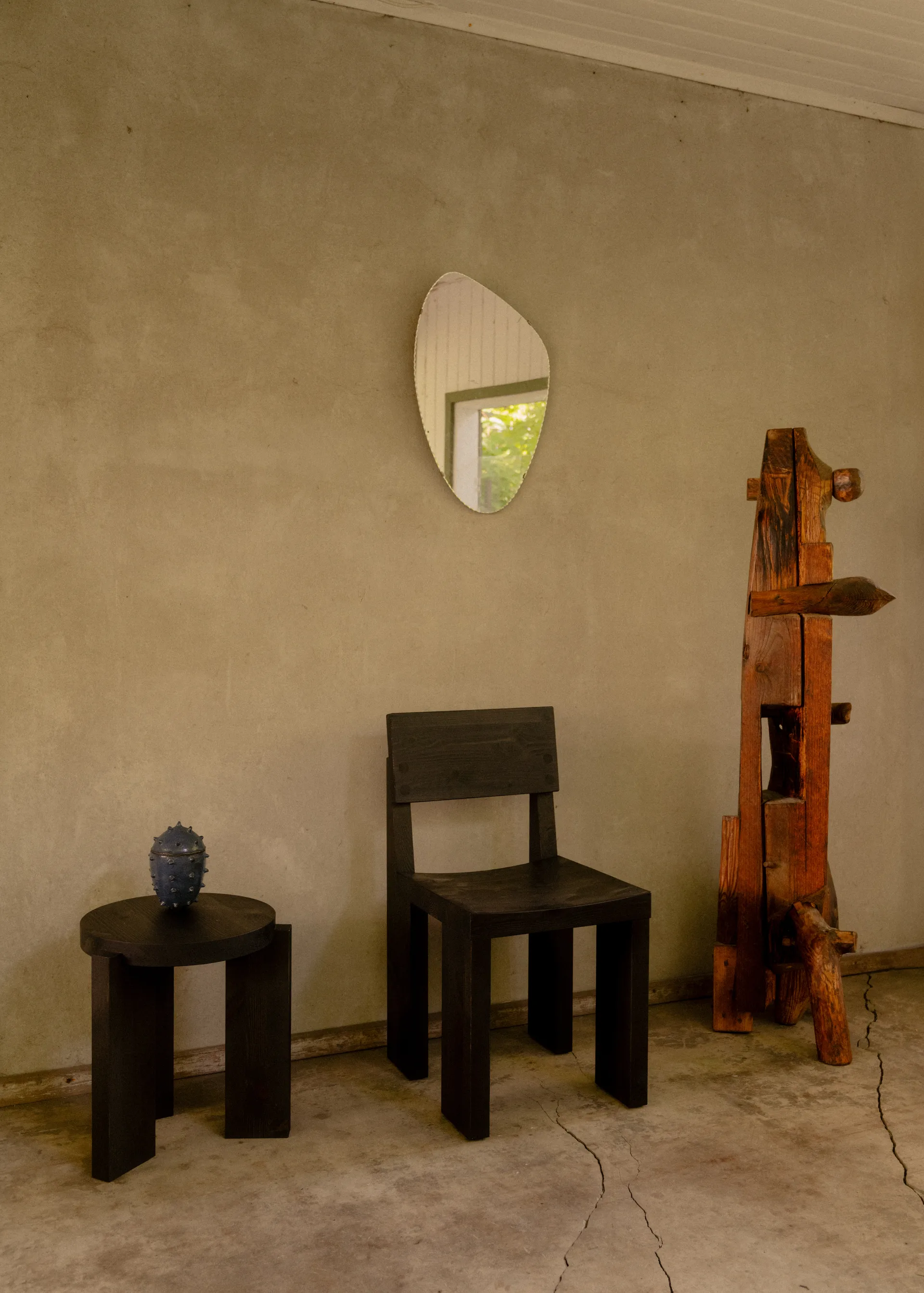 Chaise 001 Dining Chair, Pin noir teinté Vaarnii