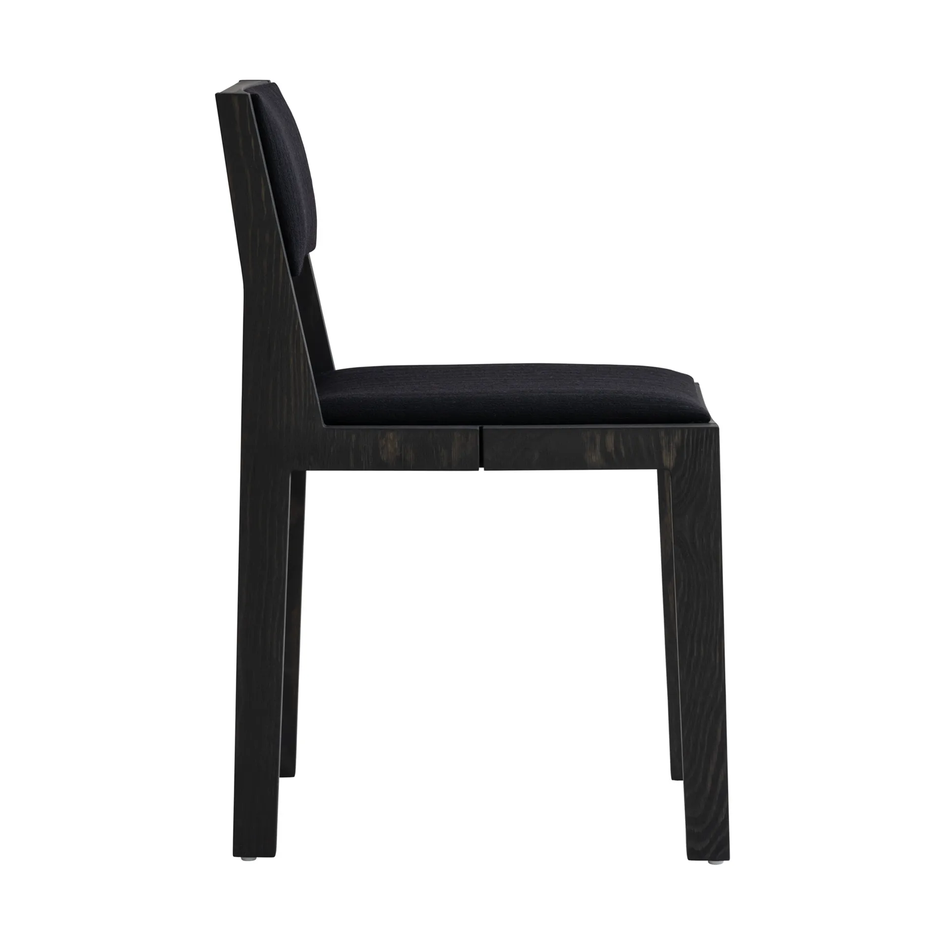 Chaise 016 Maasto Dining Chair, Pin de couleur noire, face avant habillée en noir Vaarnii