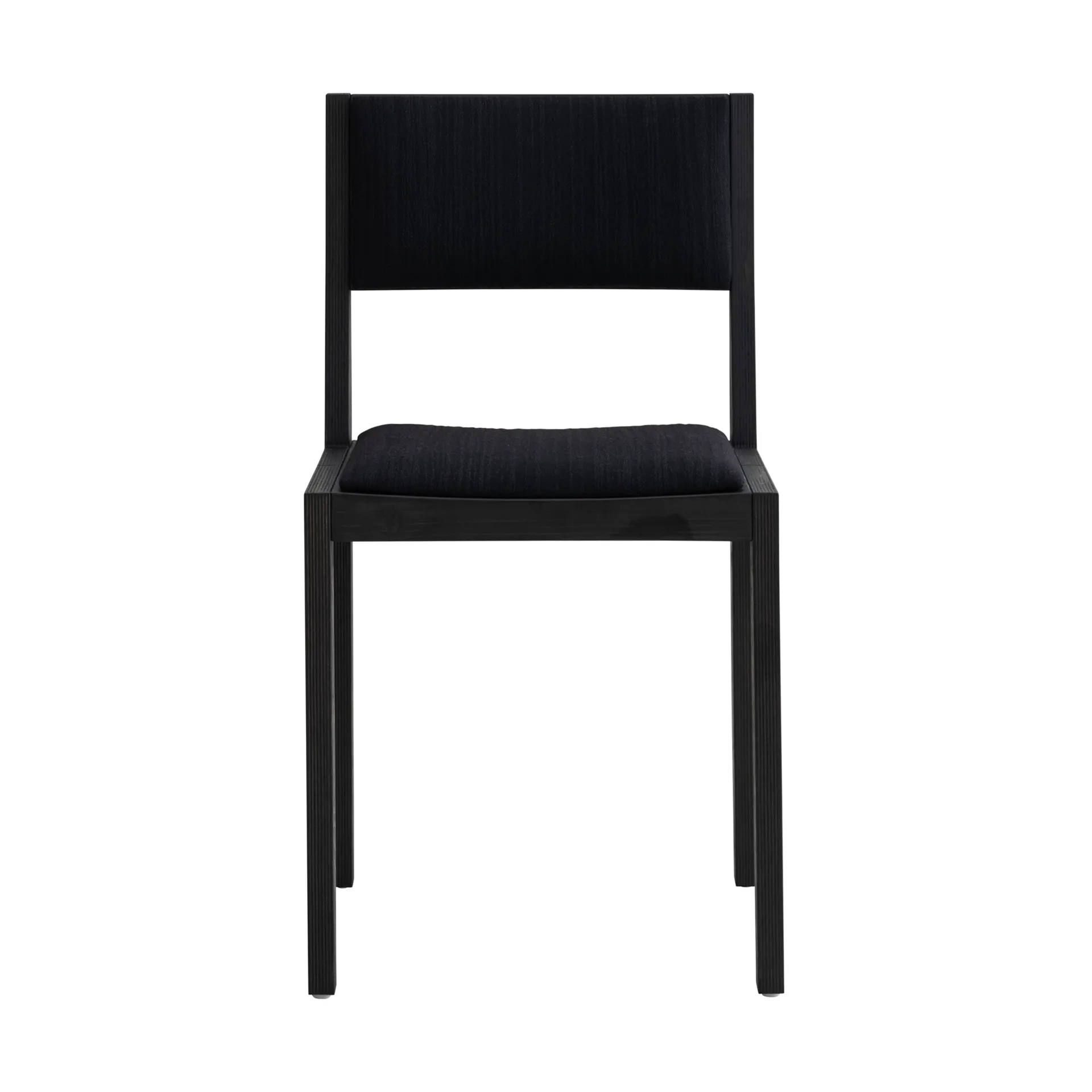 Chaise 016 Maasto Dining Chair, Pin de couleur noire, face avant habillée en noir Vaarnii