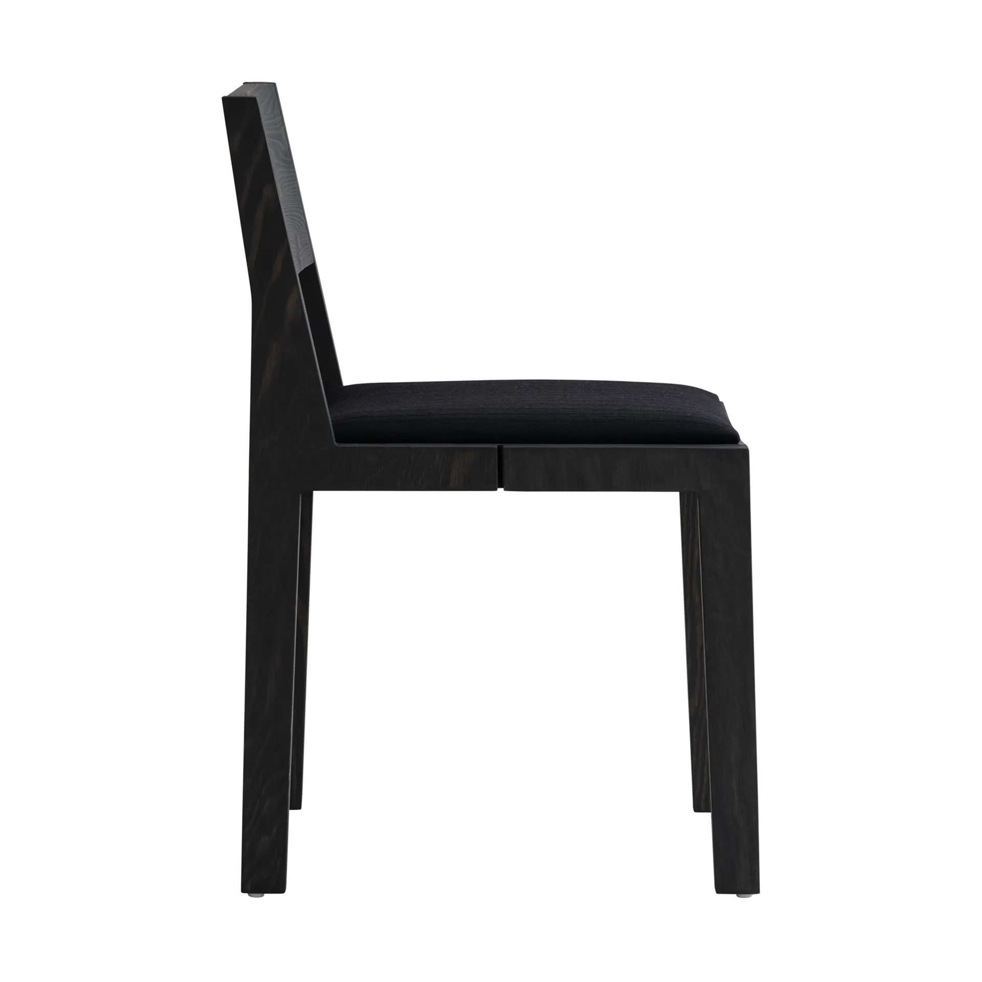 Chaise 016 Maasto Dining Chair, Pin noir teinté, assise rembourrée noire Vaarnii