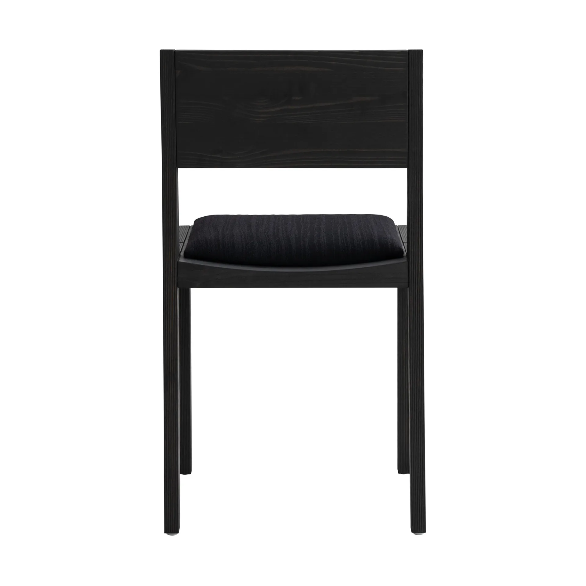 Chaise 016 Maasto Dining Chair, Pin noir teinté, assise rembourrée noire Vaarnii