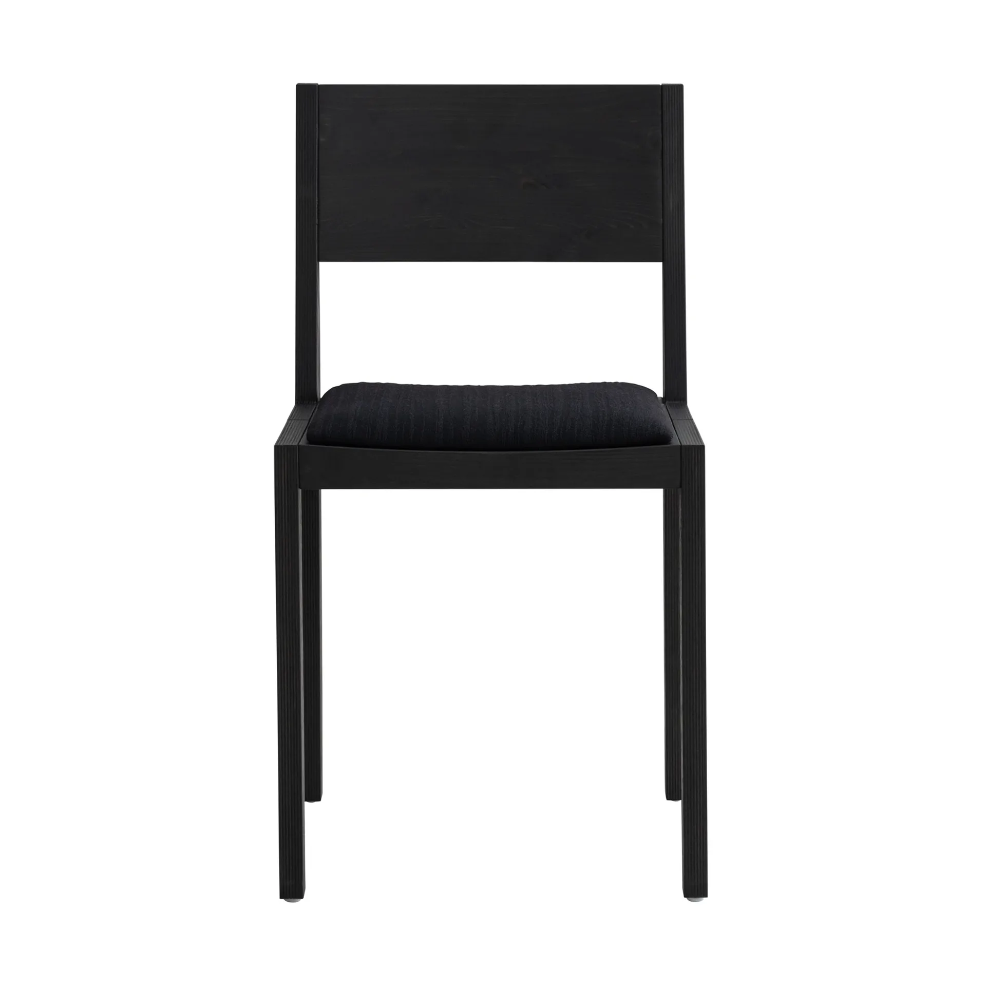 Chaise 016 Maasto Dining Chair, Pin noir teinté, assise rembourrée noire Vaarnii