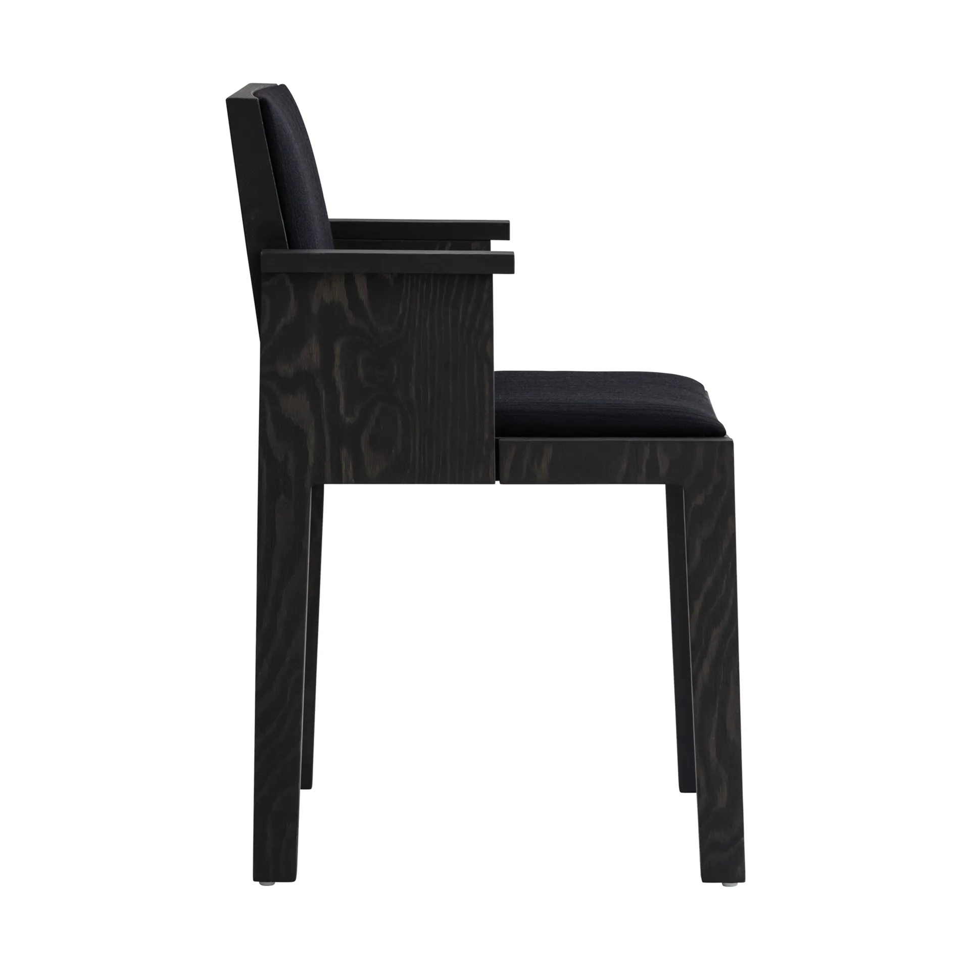 Fauteuil à accoudoirs 016 Maasto Dining Armchair, Pin de couleur noire, face avant habillée en noir Vaarnii