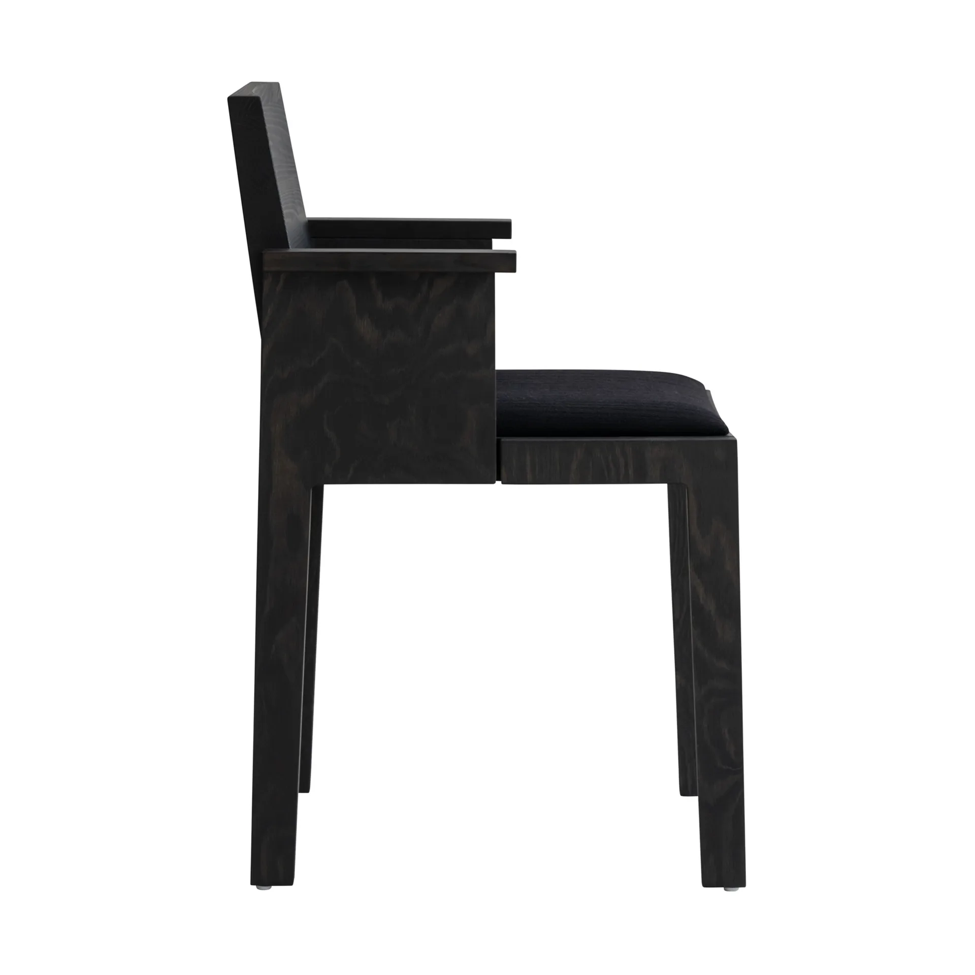 Fauteuil à accoudoirs 016 Maasto Dining Armchair, Pin noir teinté, assise rembourrée noire Vaarnii