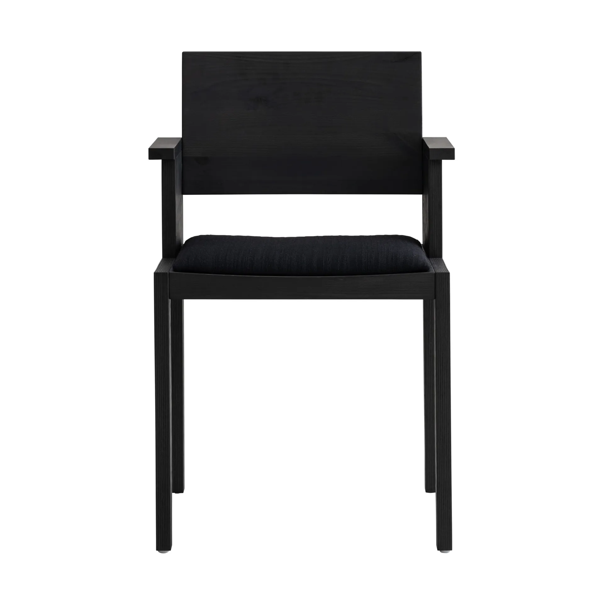 Fauteuil à accoudoirs 016 Maasto Dining Armchair, Pin noir teinté, assise rembourrée noire Vaarnii