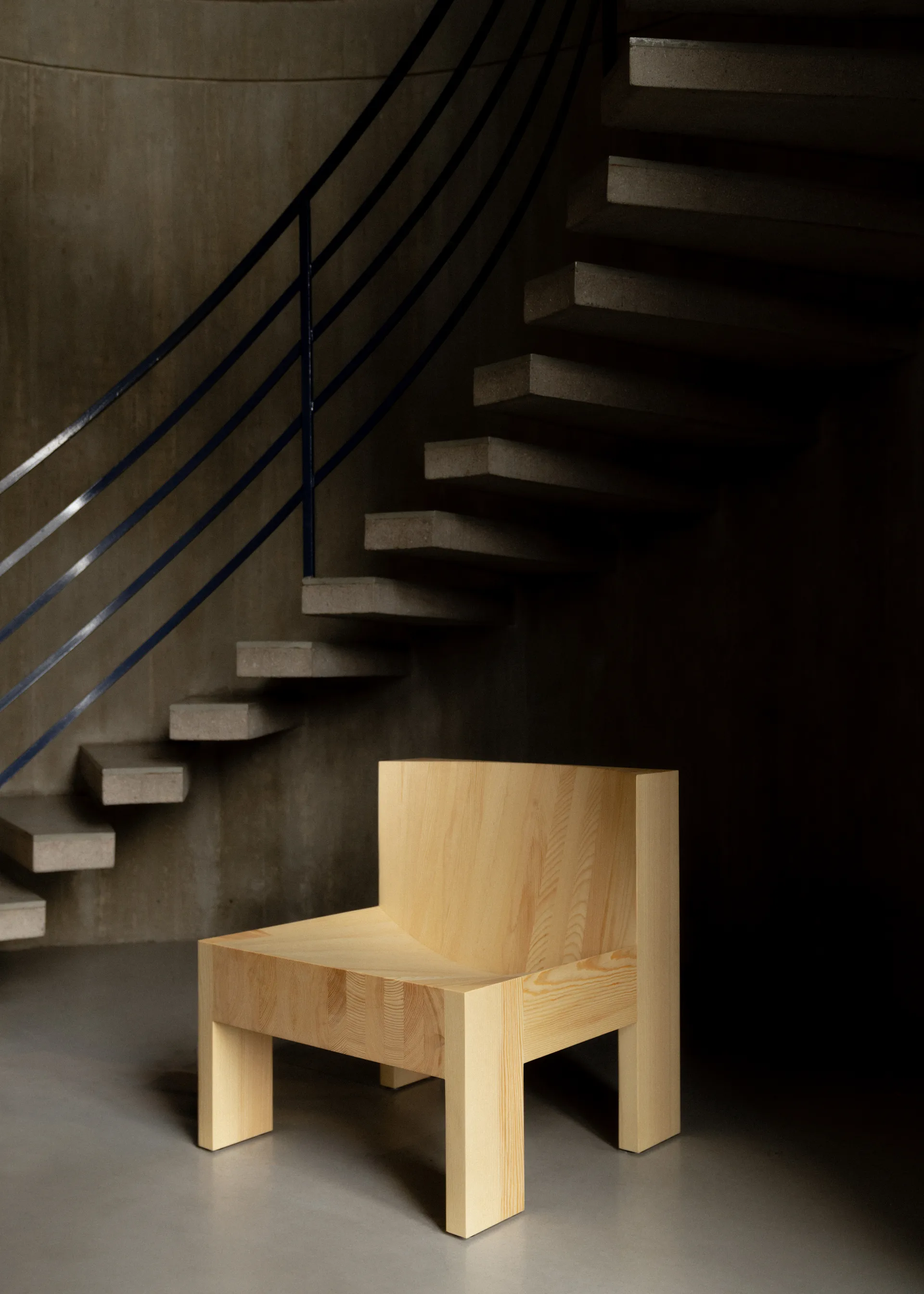 Fauteuil lounge 005 Lounge Chair, Pin en huile-cire mat Vaarnii