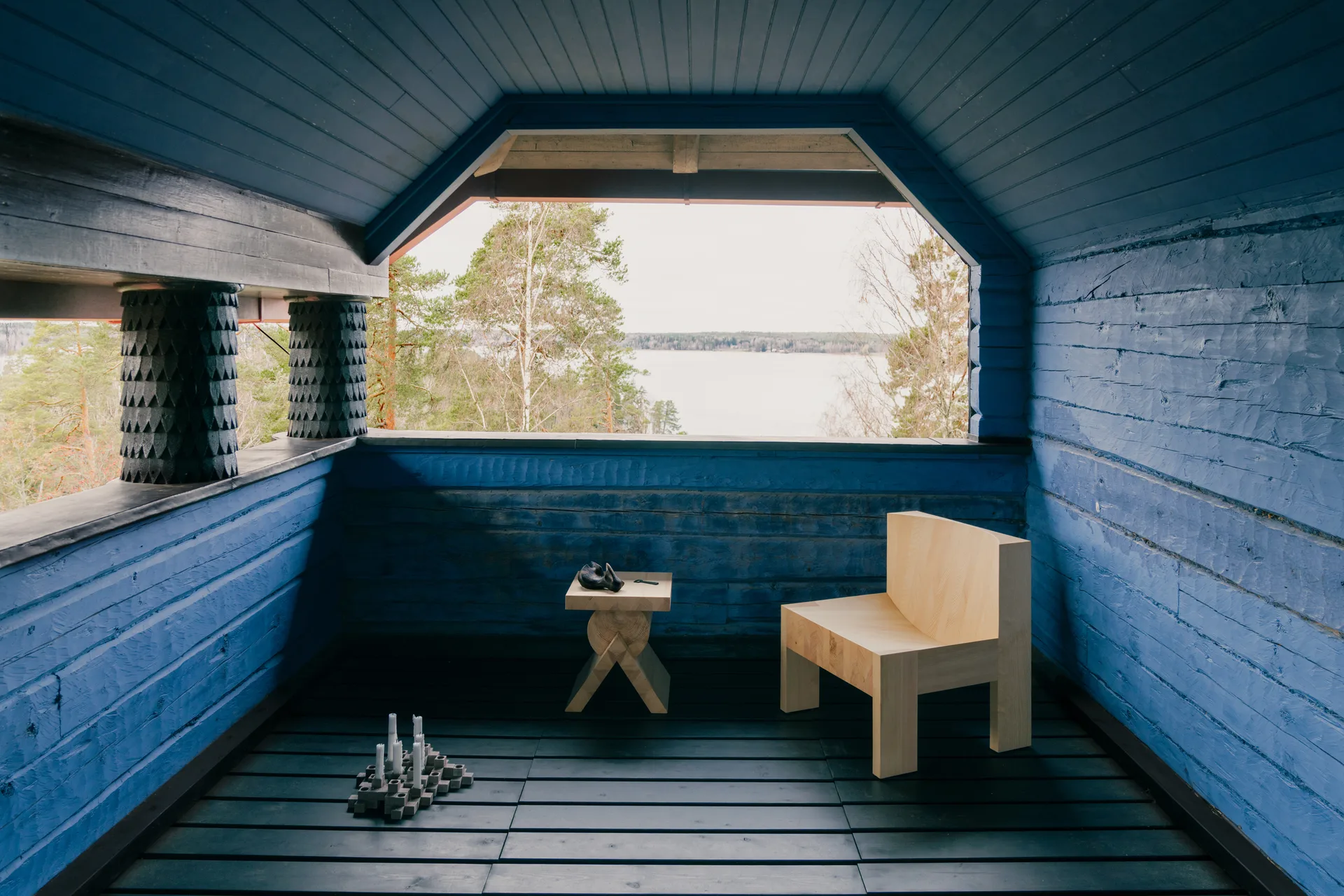 Fauteuil lounge 005 Lounge Chair, Pin en huile-cire mat Vaarnii