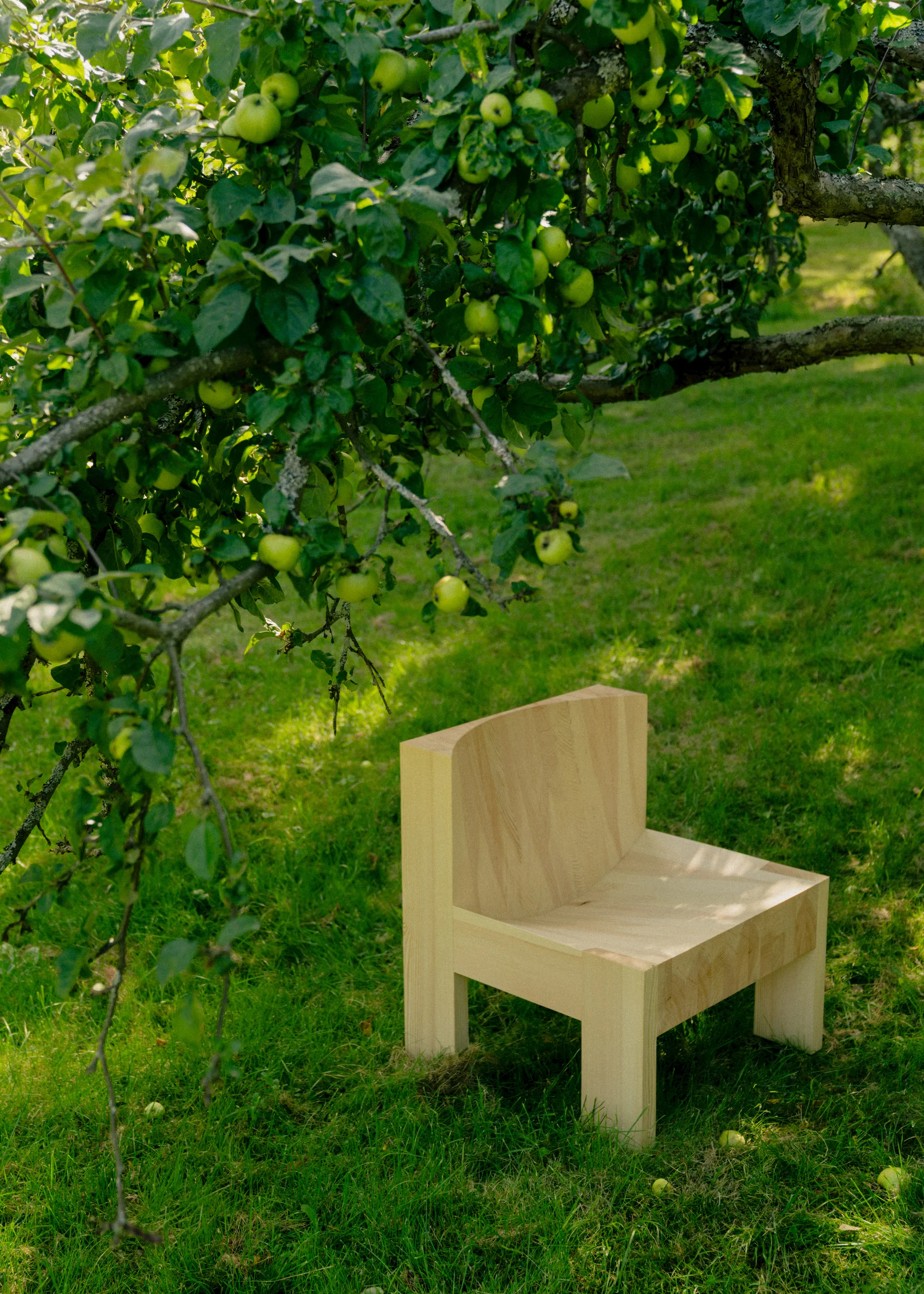 Fauteuil lounge 005 Lounge Chair, Pin en huile-cire mat Vaarnii