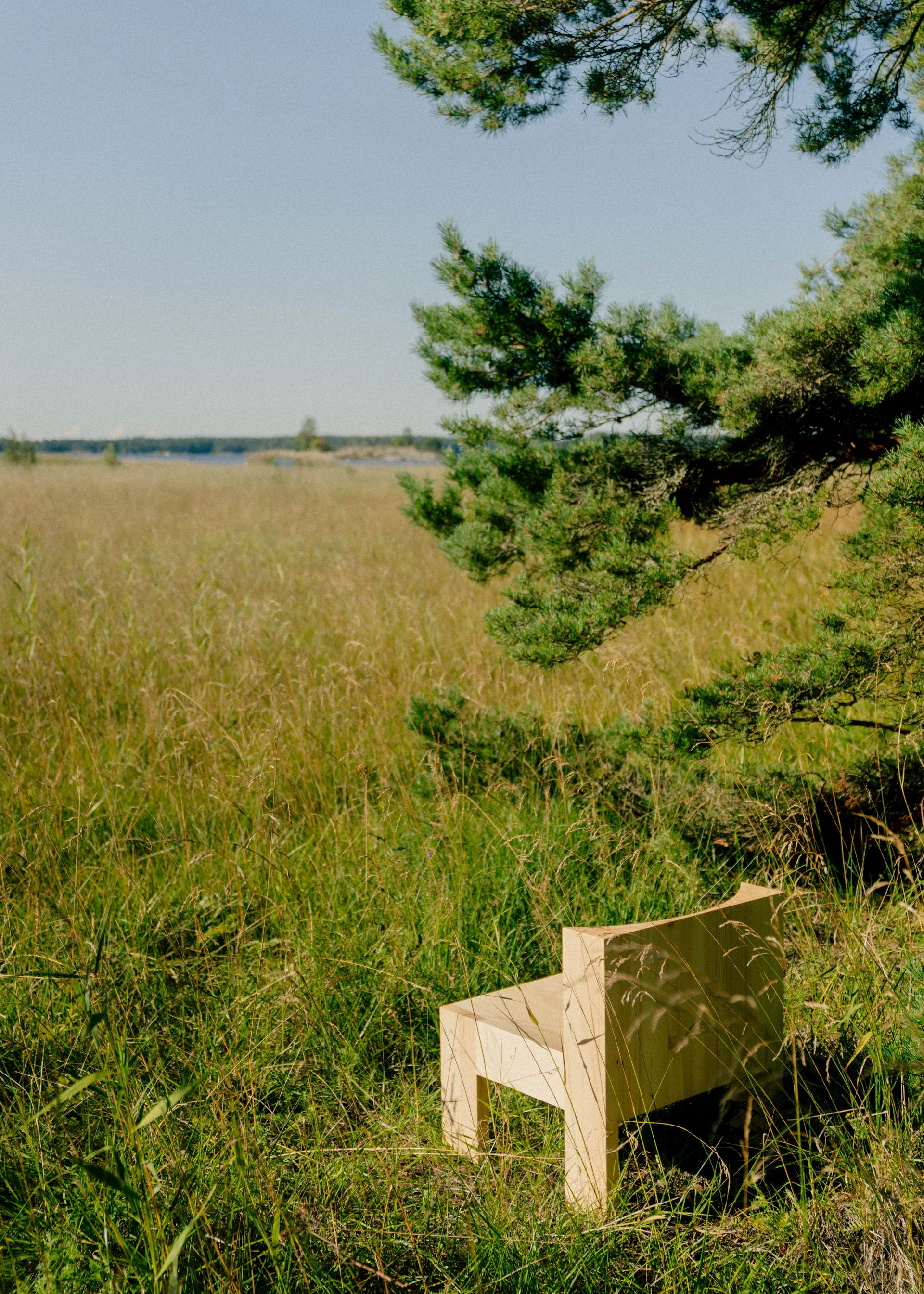 Fauteuil lounge 005 Lounge Chair, Pin en huile-cire mat Vaarnii