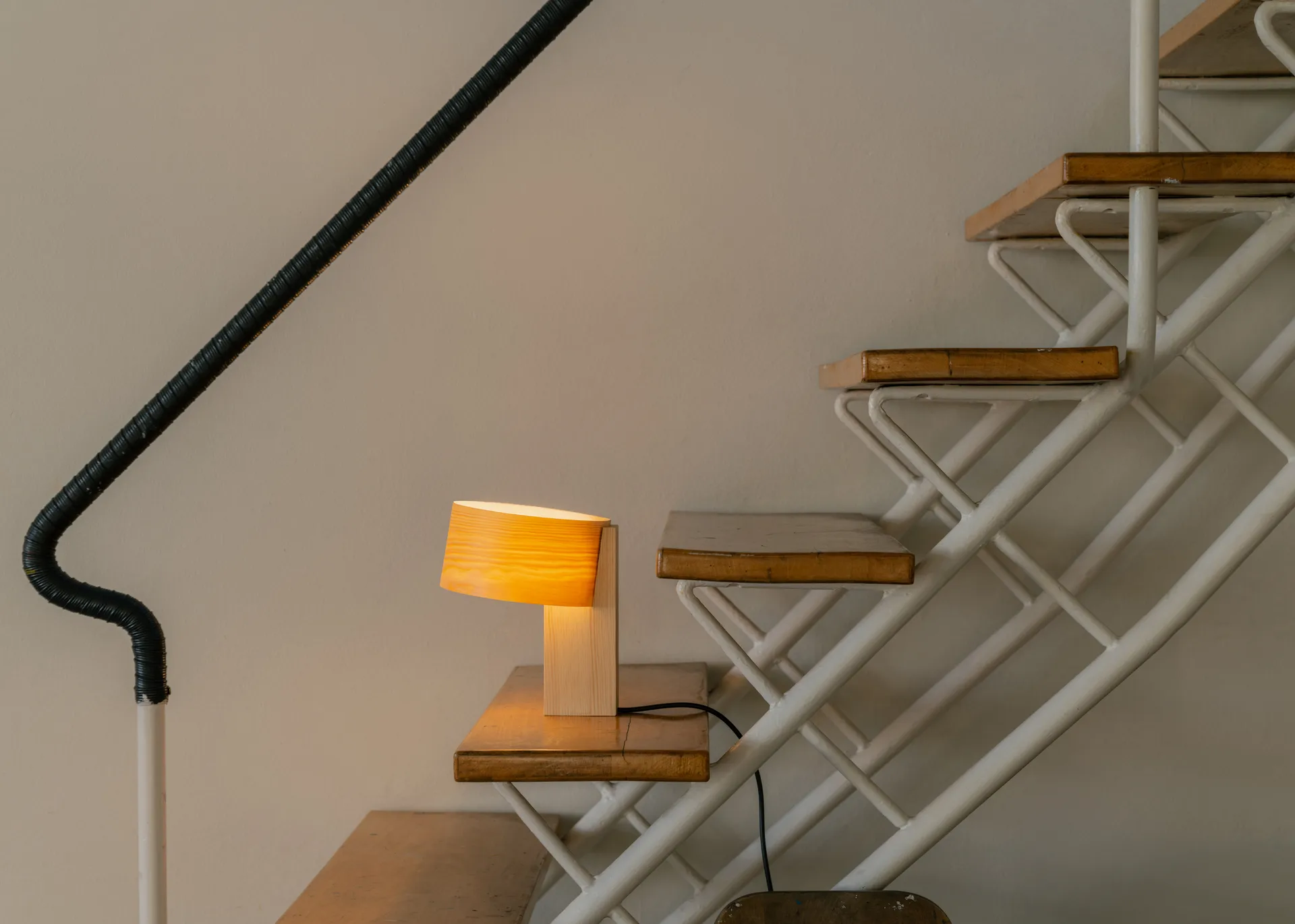 Lampe de table 018 Hoop Table Lamp, Pin en huile-cire mat, 34 cm Vaarnii