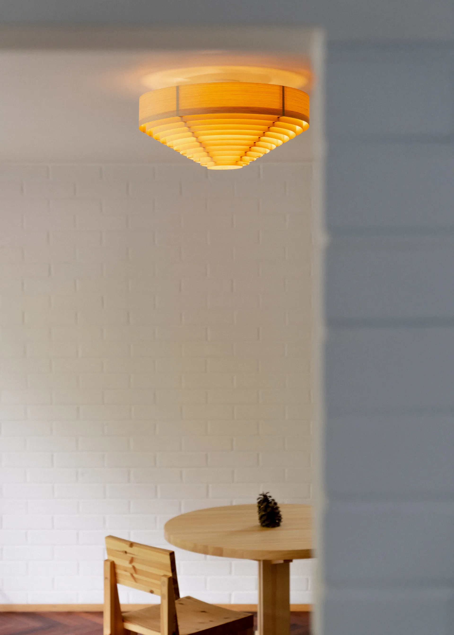 Plafonnier 1005 Hans Ceiling Light, Pin huilé et ciré mat, Ø42 cm Vaarnii