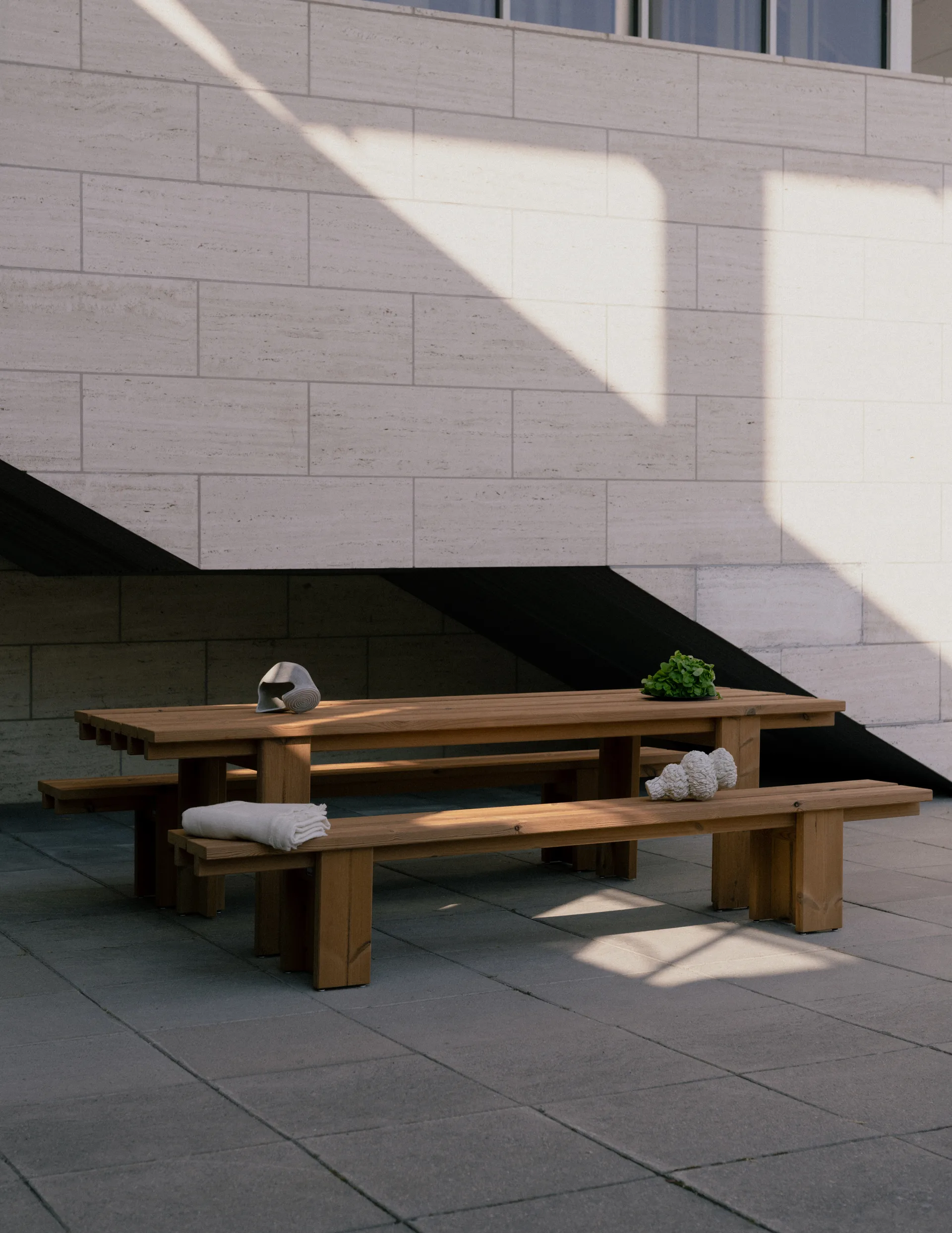 Table 013 Osa Outdoor Table, Pin traité thermiquement, 333×94×78 cm Vaarnii