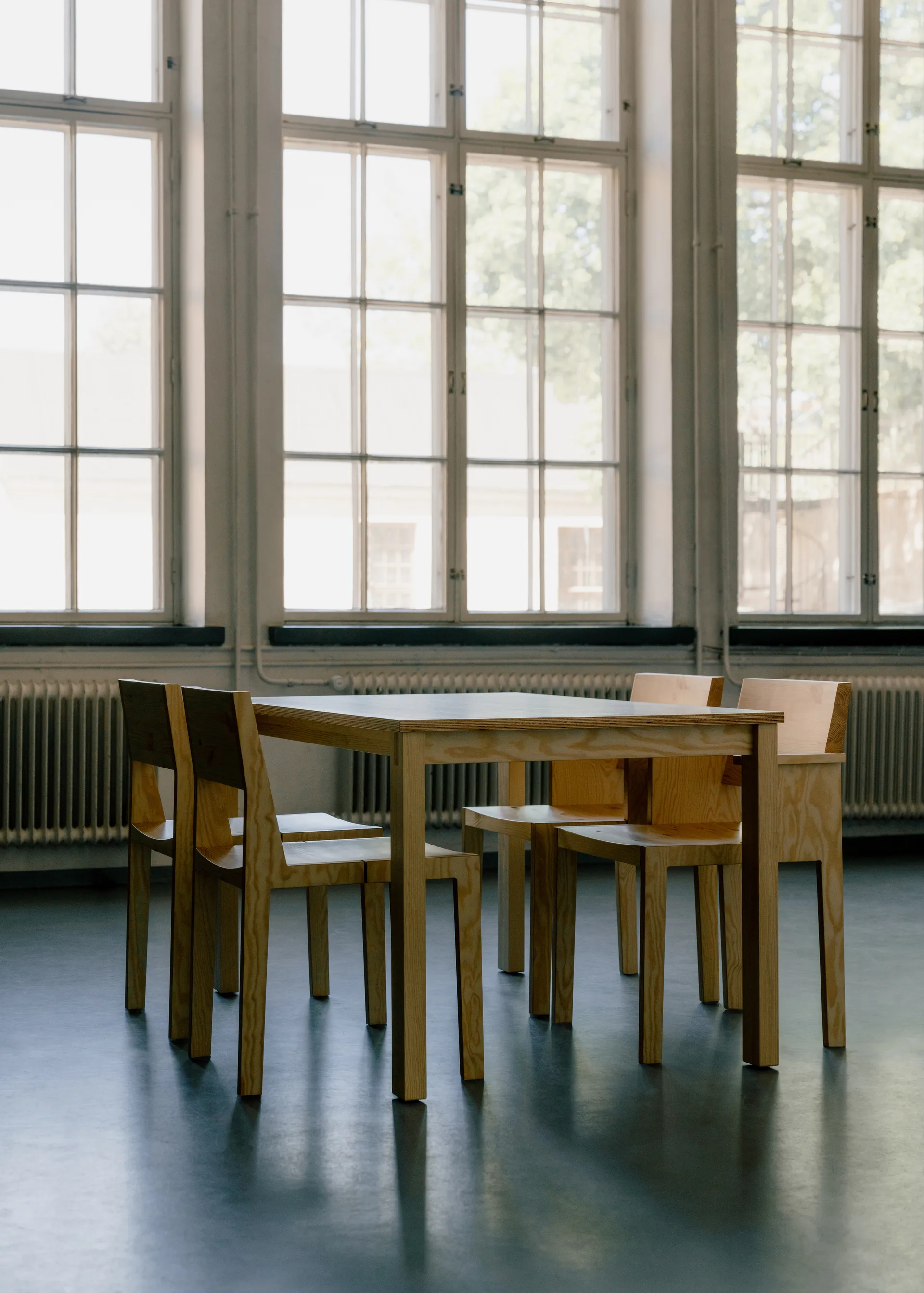 Table 016 Maasto Table, Pin en huile-cire mat, 90×90×75 cm Vaarnii