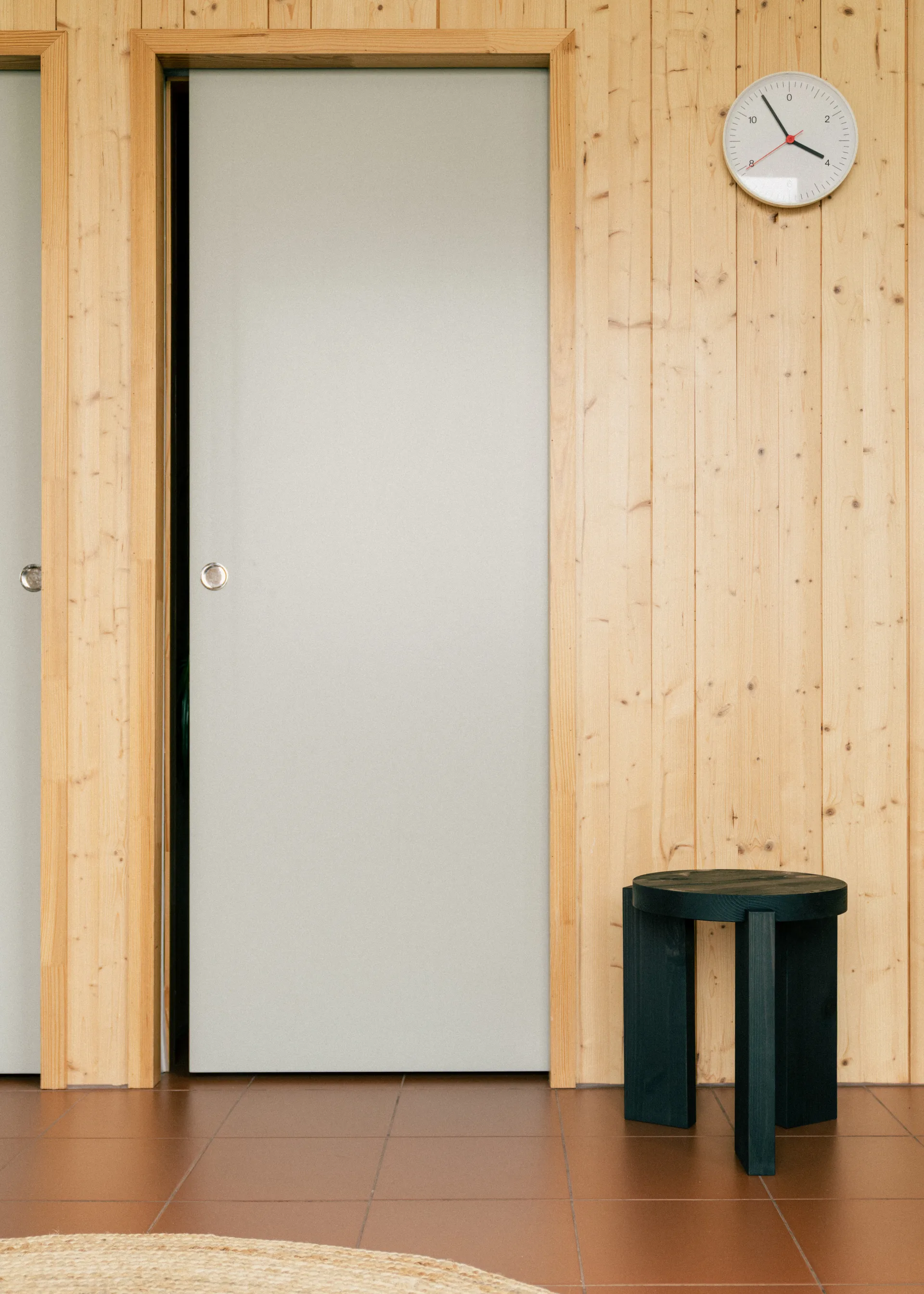 Tabouret 001 Stool, Pin de sapin teinté noir, Ø40x44 cm Vaarnii