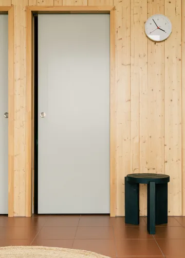 Tabouret 001 Stool - Pin de sapin teinté noir, Ø40x44 cm - Vaarnii