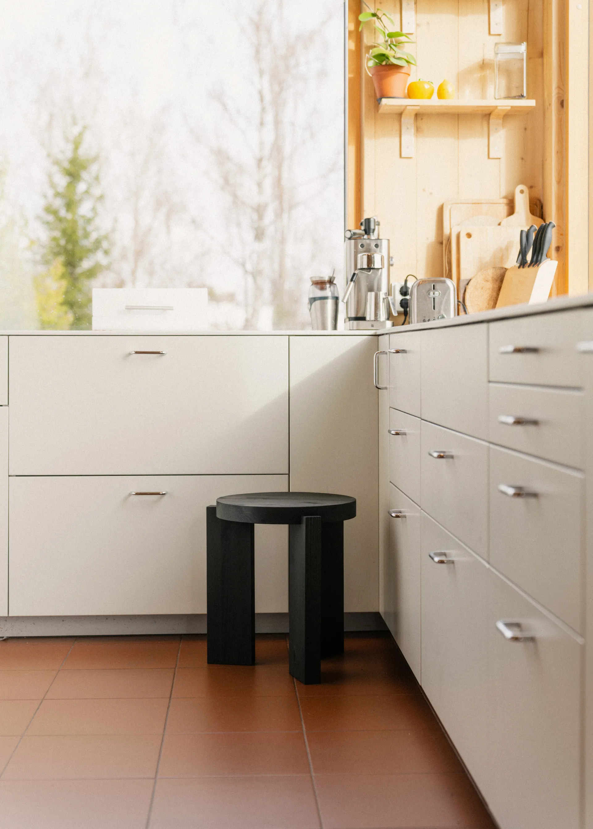 Tabouret 001 Stool, Pin de sapin teinté noir, Ø40x44 cm Vaarnii