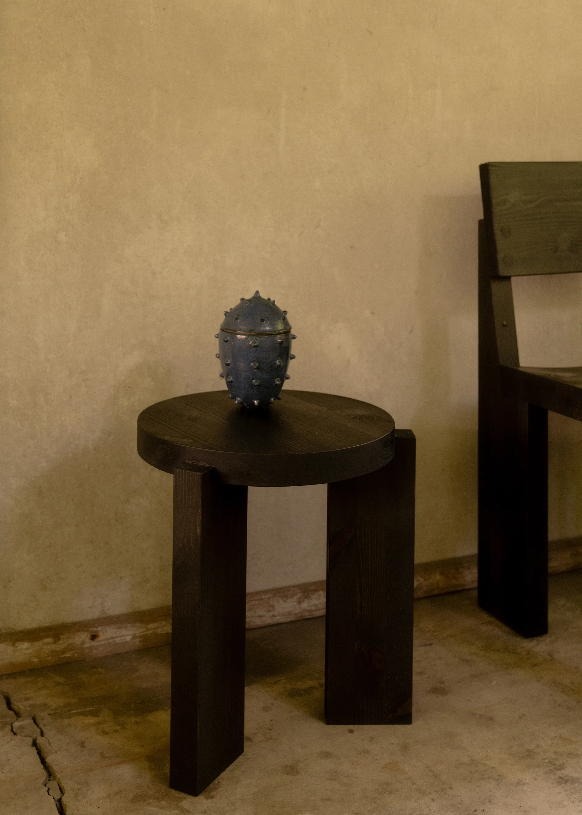 Tabouret 001 Stool, Pin de sapin teinté noir, Ø40x44 cm Vaarnii