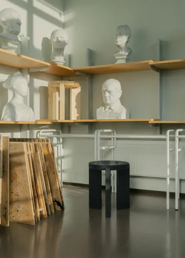 Tabouret 001 Stool - Pin de sapin teinté noir, Ø40x44 cm - Vaarnii