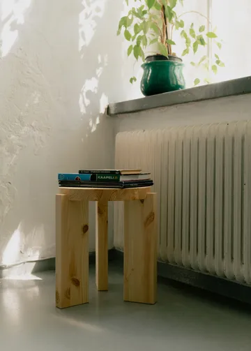 Tabouret 001 Stool - Pin en huile-cire mat, Ø40x44 cm - Vaarnii