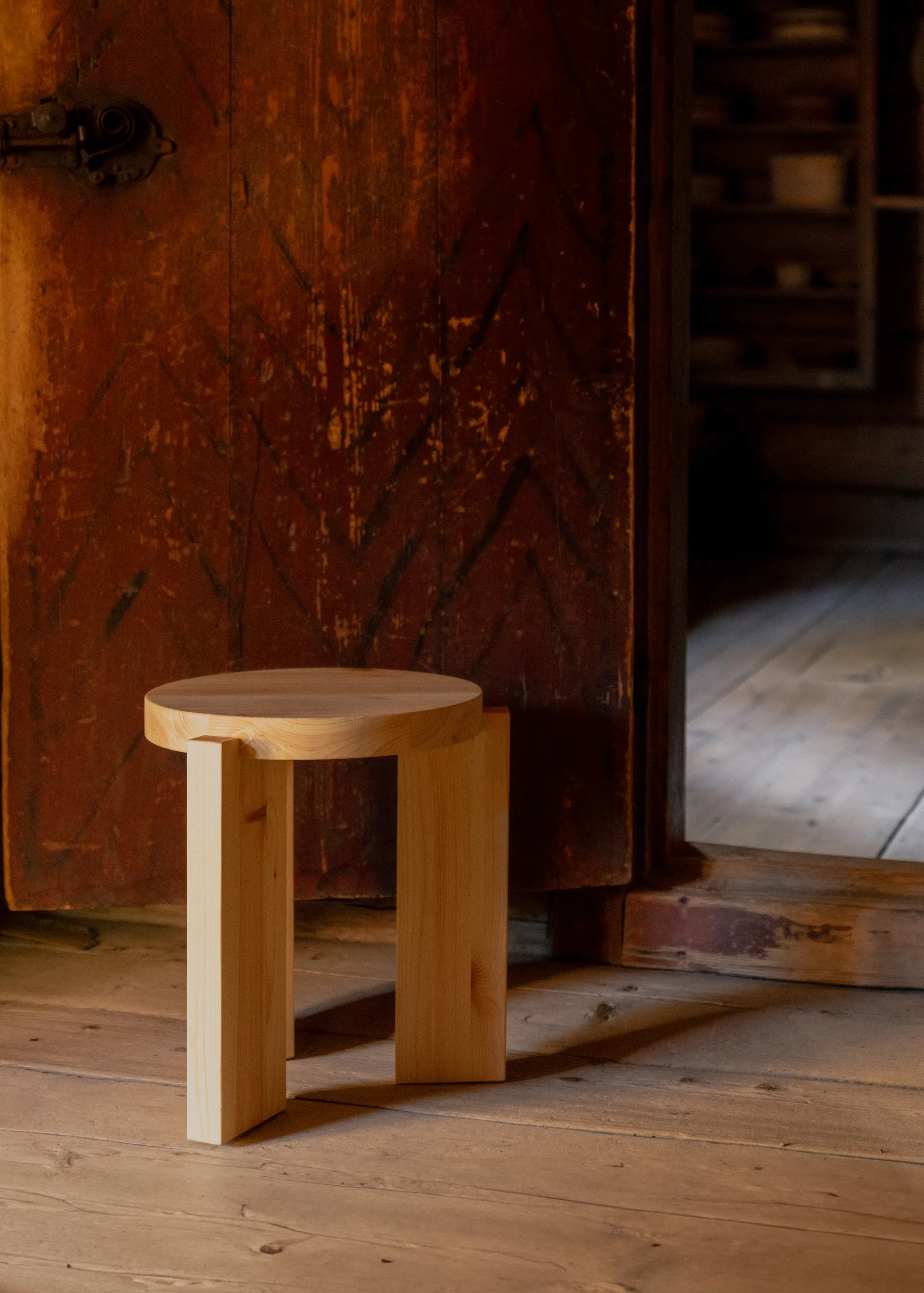 Tabouret 001 Stool, Pin en huile-cire mat, Ø40x44 cm Vaarnii