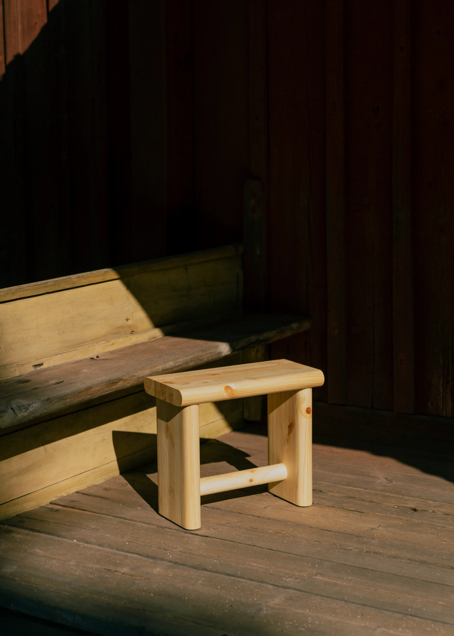 Tabouret 002 Ast Stool, Pin en huile-cire mat, 55x26x45 cm Vaarnii
