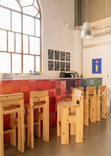 Tabouret de bar 001 Bar Stool - Pin en huile-cire mat, 65 cm - Vaarnii