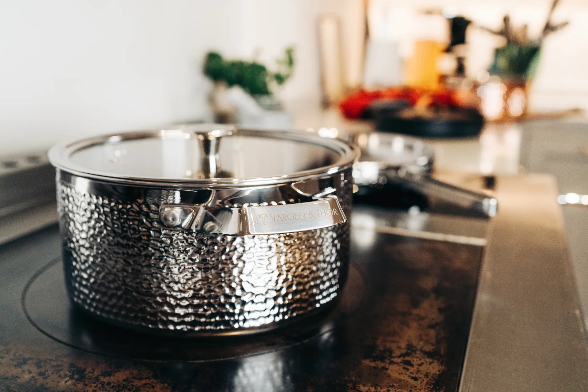 Cocotte martelée chromée avec couvercle Kroma, Pixel, 4 L Vargen & Thor