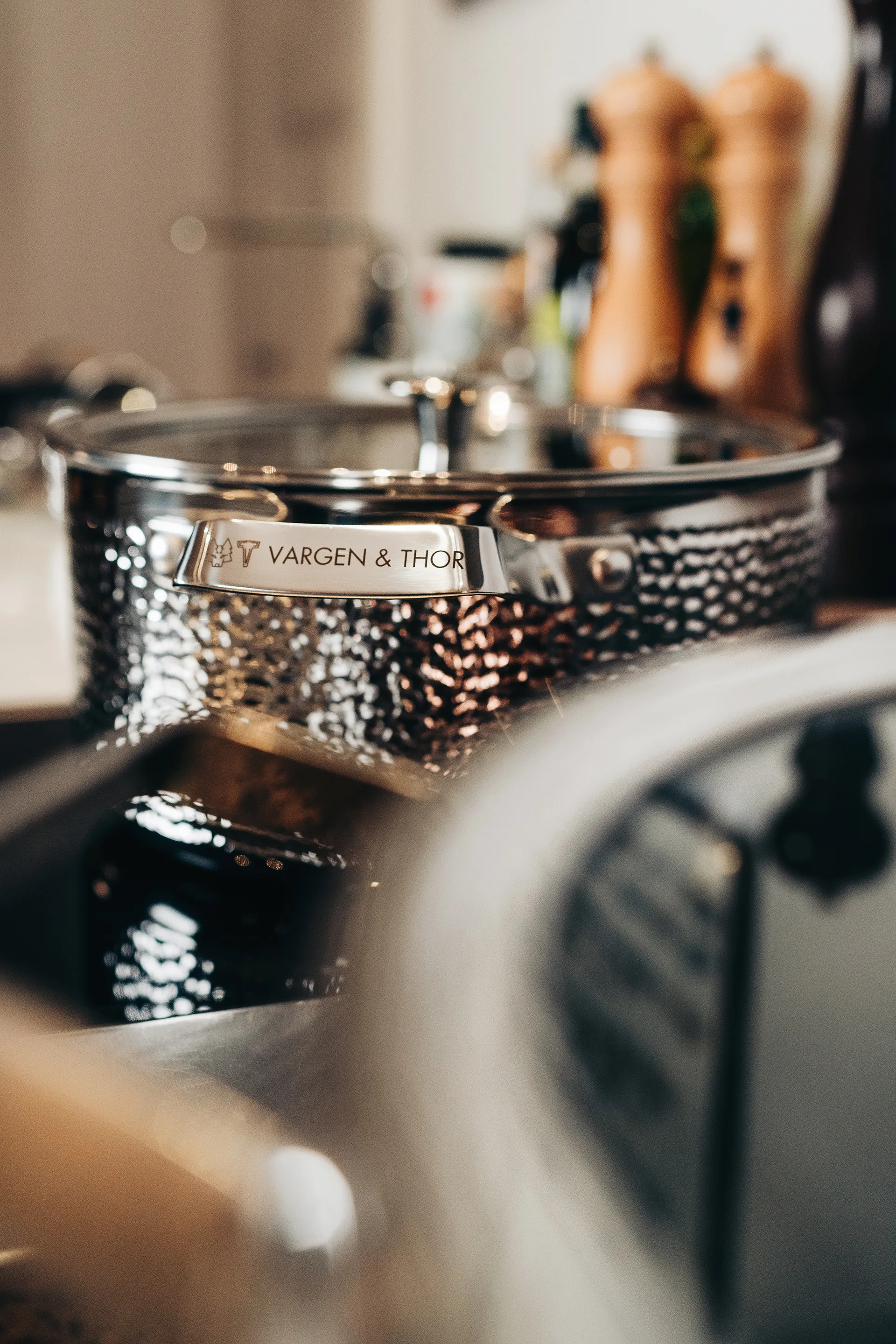 Cocotte martelée chromée avec couvercle Kroma, Pixel, 4 L Vargen & Thor