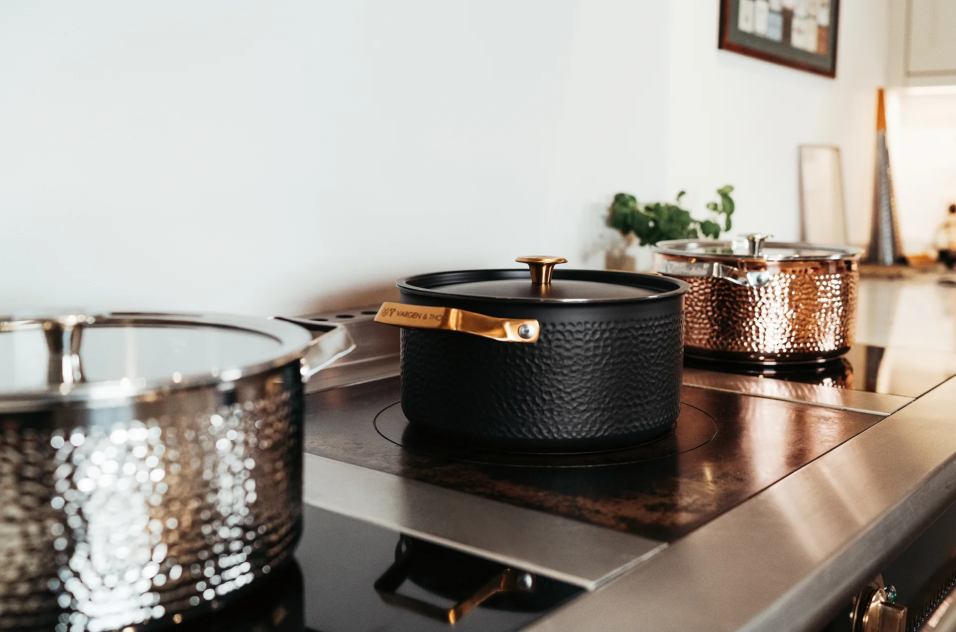 Cocotte martelée noire avec couvercle Arvet, Mio, 4 L Vargen & Thor